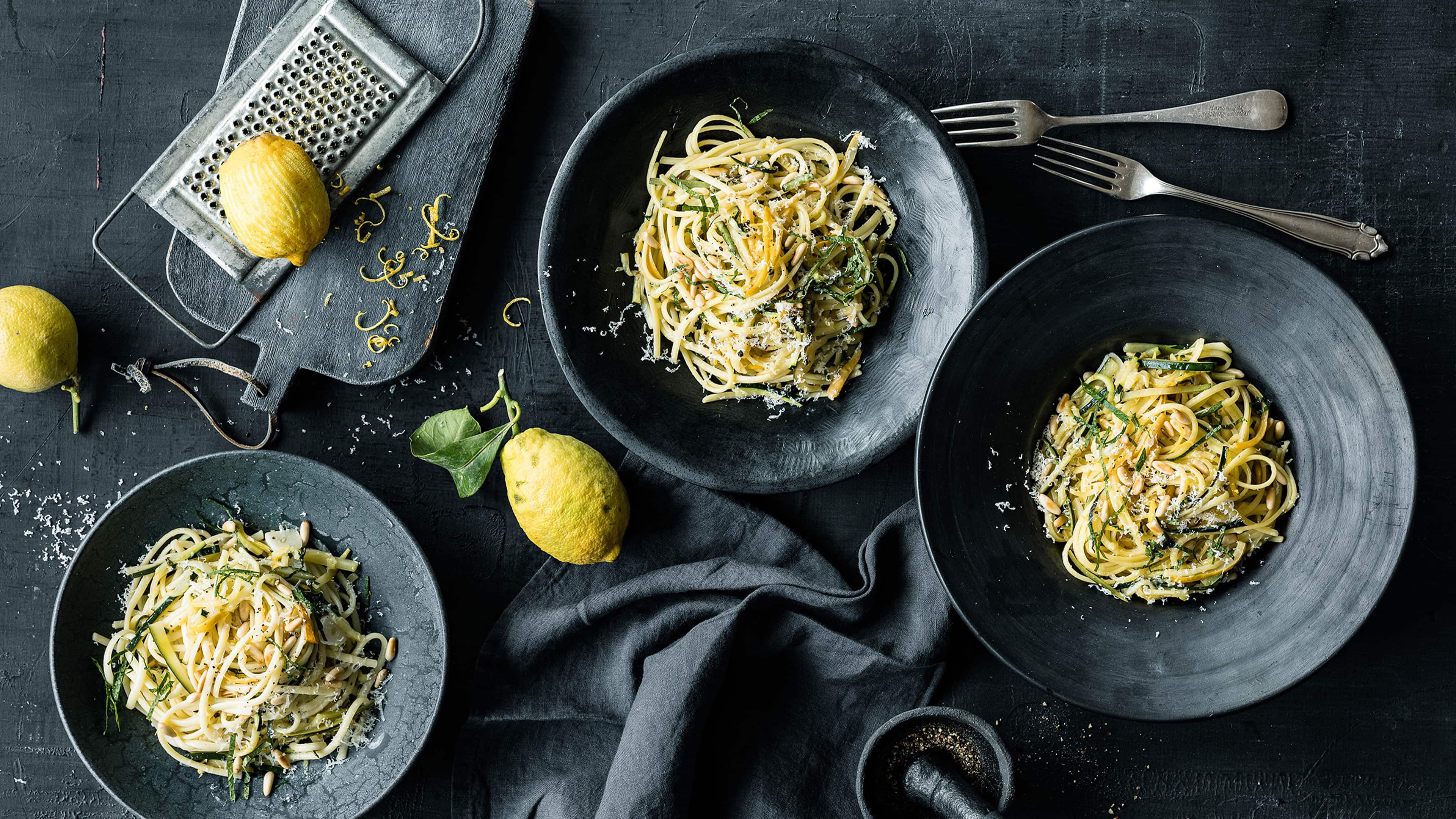 Zitronen-Pasta mit gerösteten Nüssen Zitronen-Pasta mit gerösteten Nüssen