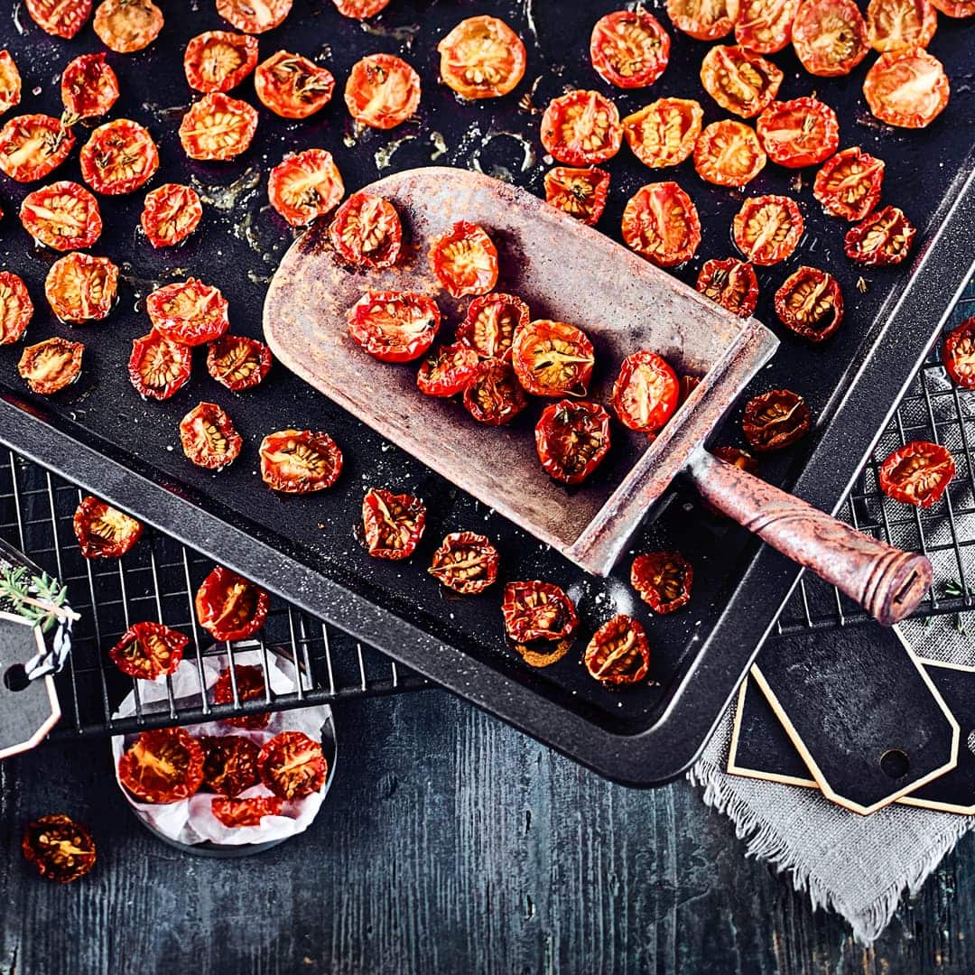 Getrocknete Tomaten lassen sich ganz einfach selberherstellen. Luftdicht verschlossen halten sie sich kühl gelagert auch einige Zeit.