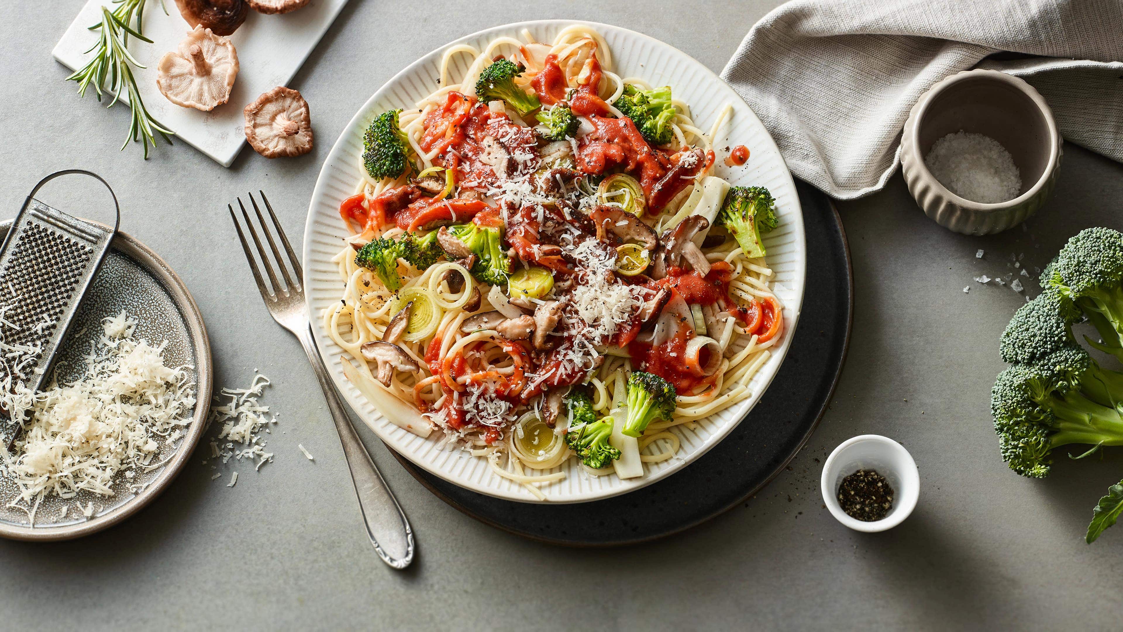 Spaghetti mit Gemüse Ihr unkompliziertes Gericht für den Feierabend: Kombinieren Sie Spaghetti mit Brokkoli, Shiitake, Fenchel und Lauch für eine vegetarische Pasta.