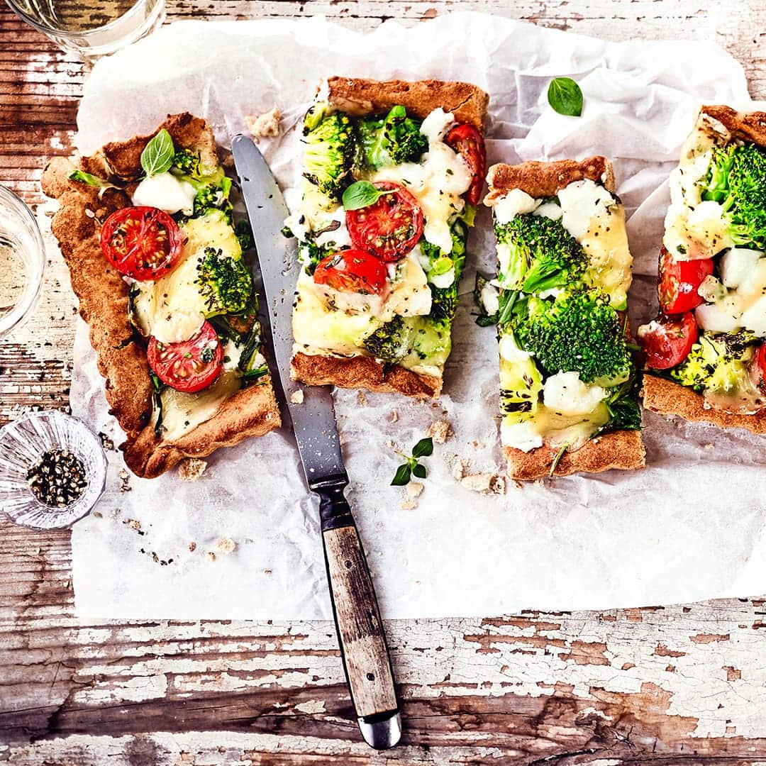 Probieren Sie unser Rezept für leckere vegetarische Brokkoli-Rucola-Quiches mit Brokkoli, sahnigem Frischkäse und süßen Tomaten aus.