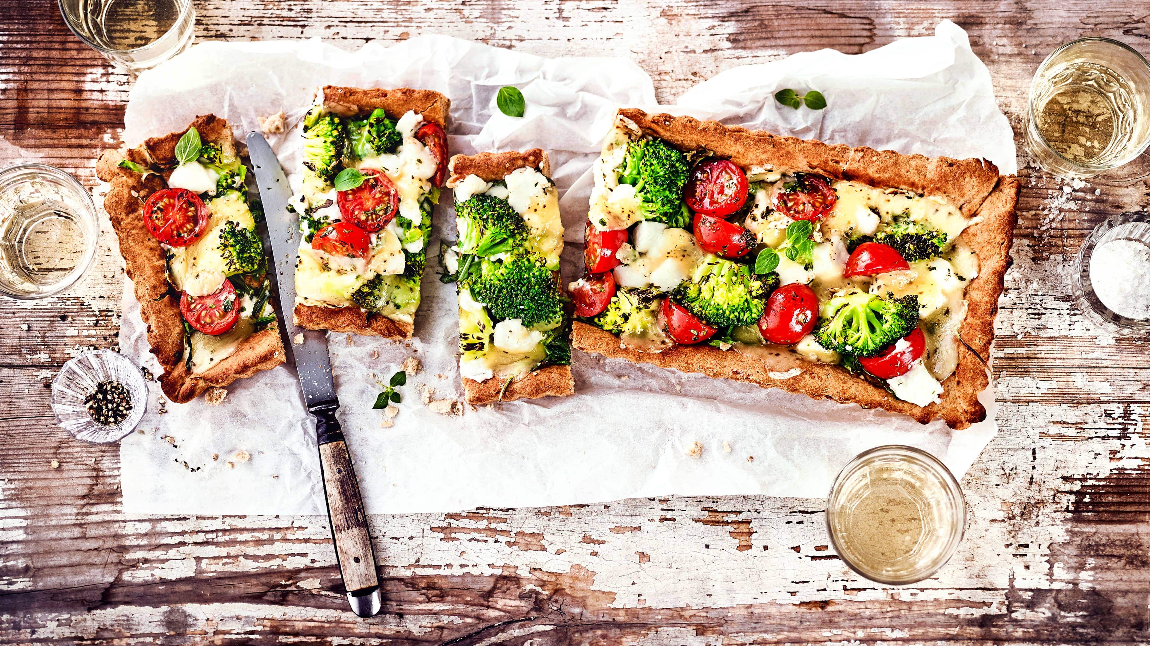 Brokkoli-Rucola-Quiche Probieren Sie unser Rezept für leckere vegetarische Brokkoli-Rucola-Quiches mit Brokkoli, sahnigem Frischkäse und süßen Tomaten aus.