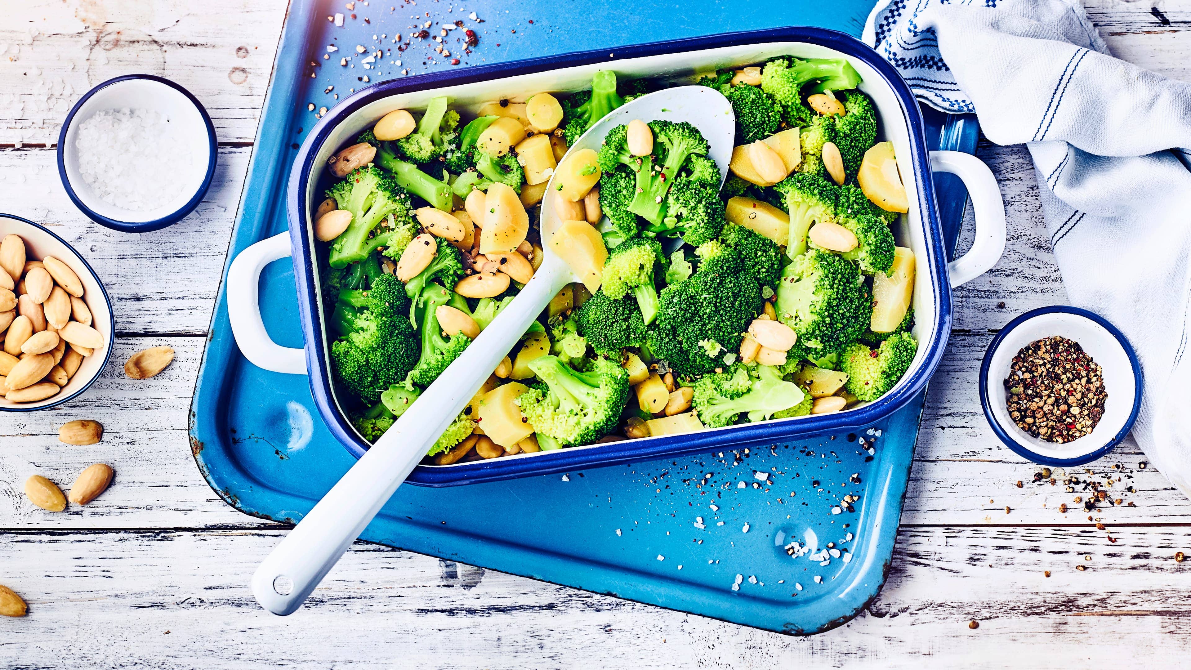 Vegetarische Beilage: Probieren Sie unseren Brokkoli mit Petersilienwurzel und gerösteten Mandelkernen – mit Knoblauch und Zwiebeln gewürzt.