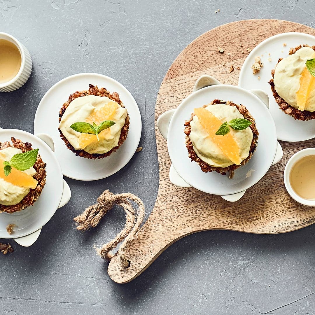Ein köstliches Dessert welches perfekt passt, wenn Sie sich etwas cleaner ernähren möchten: Selbstgemachte Granola-Cups mit Orangencreme und Minze.