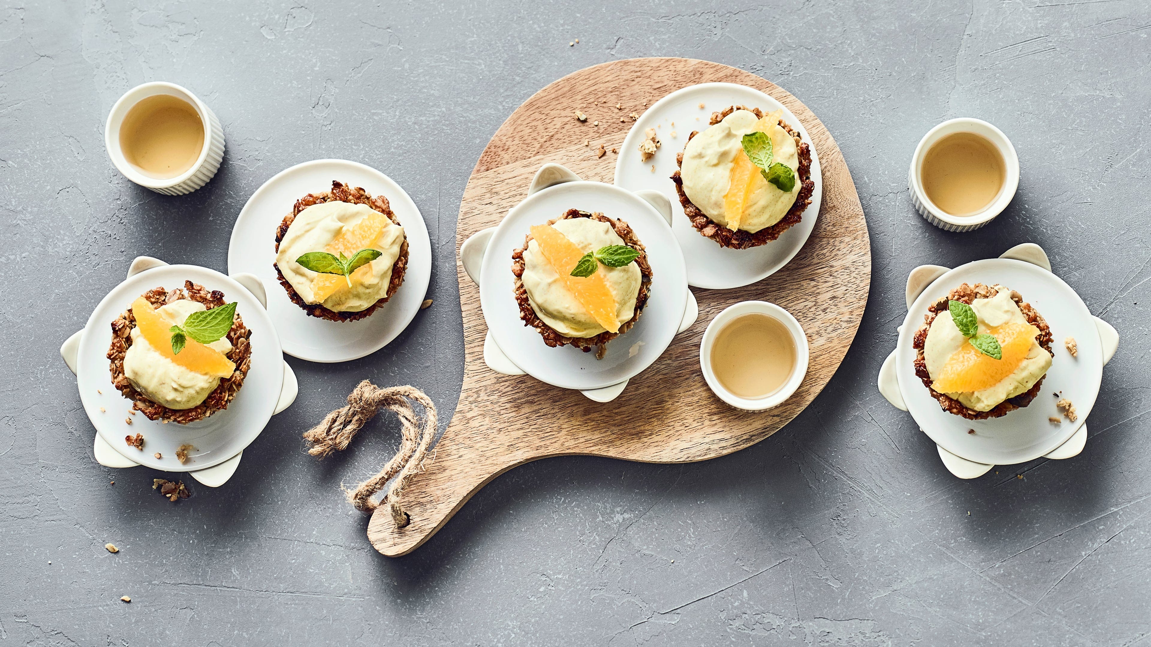 Granola-Cups mit Orangencreme Ein köstliches Dessert welches perfekt passt, wenn Sie sich etwas cleaner ernähren möchten: Selbstgemachte Granola-Cups mit Orangencreme und Minze.