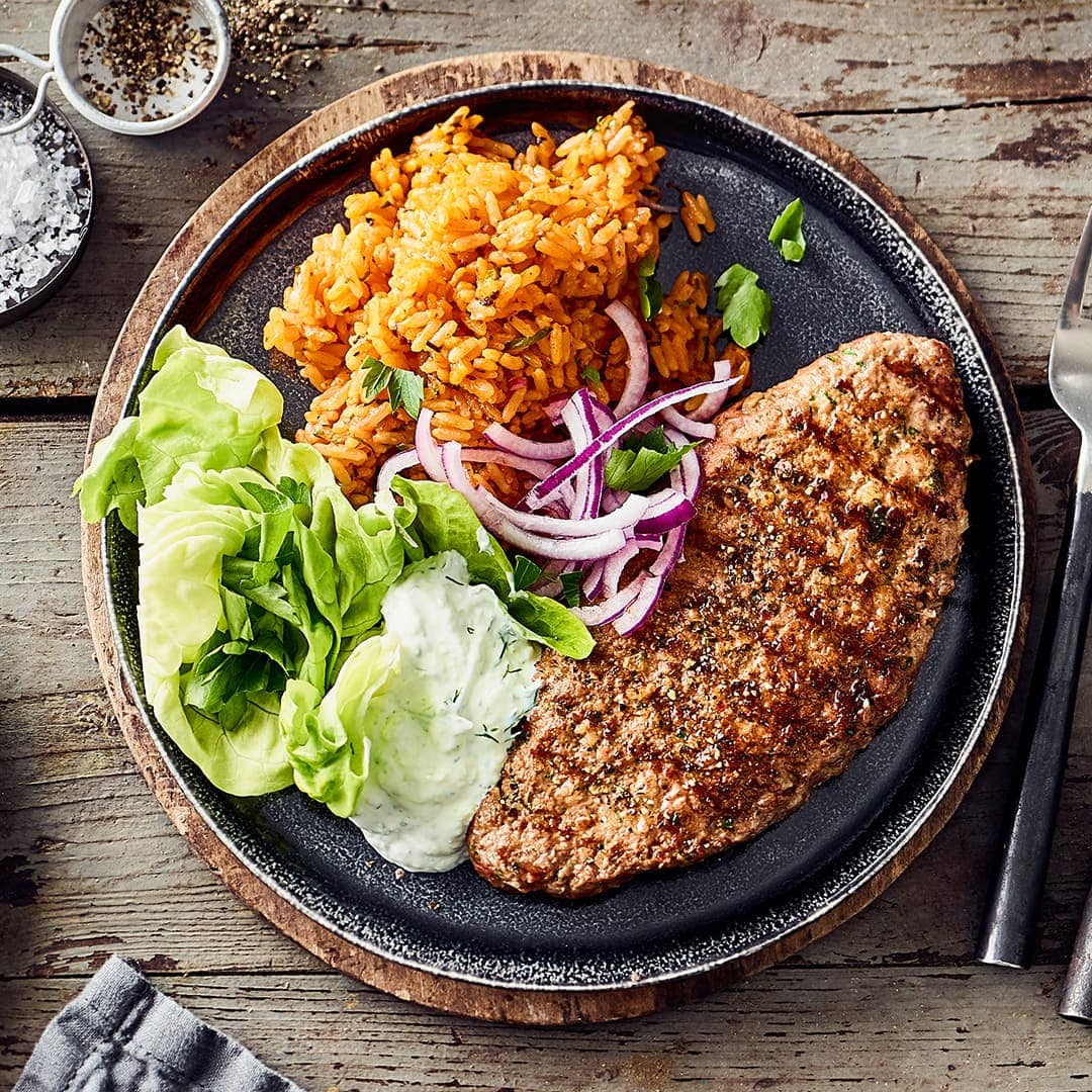 Mediterran gewürzte Bifteki mit Schafskäse-Füllung: Diese leckeren Frikadellen nach griechischer Art sind einfach in der Zubereitung und schmecken Groß und Klein.