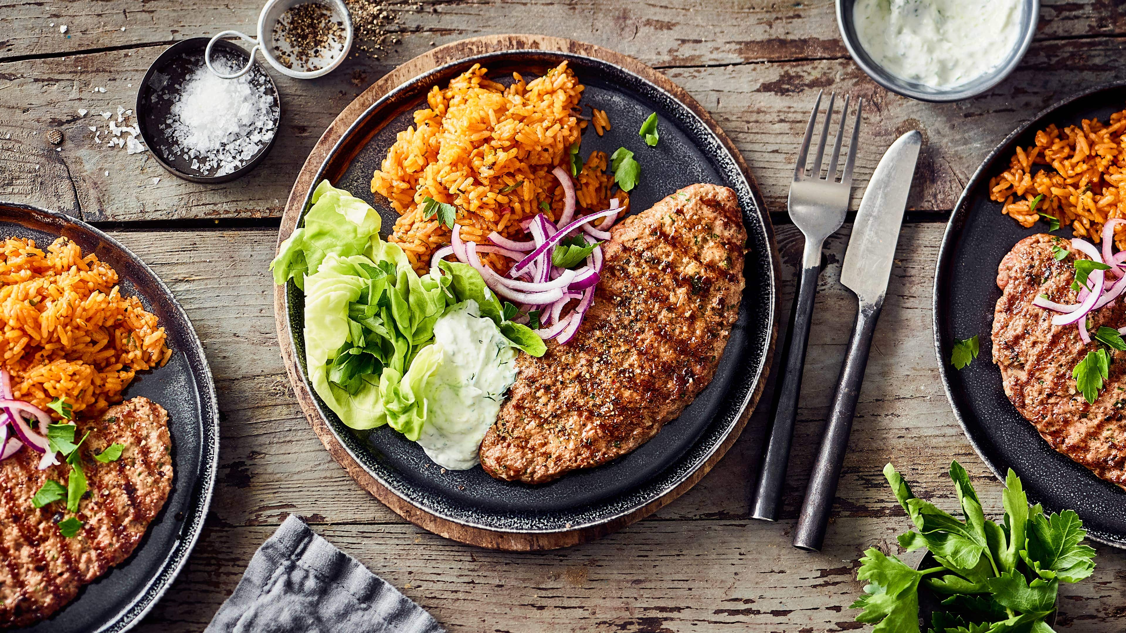 Bifteki Mediterran gewürzte Bifteki mit Schafskäse-Füllung: Diese leckeren Frikadellen nach griechischer Art sind einfach in der Zubereitung und schmecken Groß und Klein.