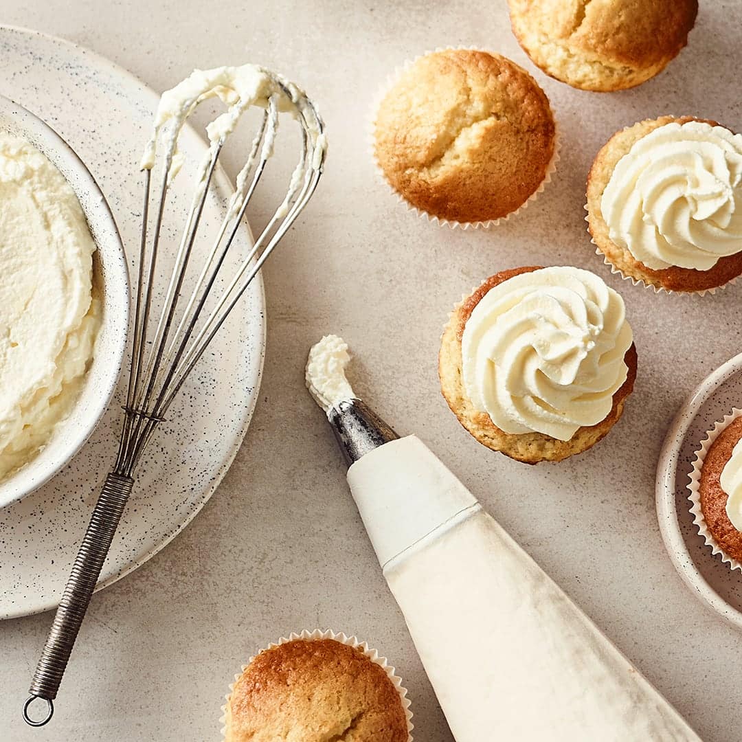 Mit Frosting lassen sich Cupcakes und kleine Törtchen kreativ verzieren. Lassen Sie sich inspirieren und verleihen Sie Ihren Kuchenkreationen das gewisse Etwas!