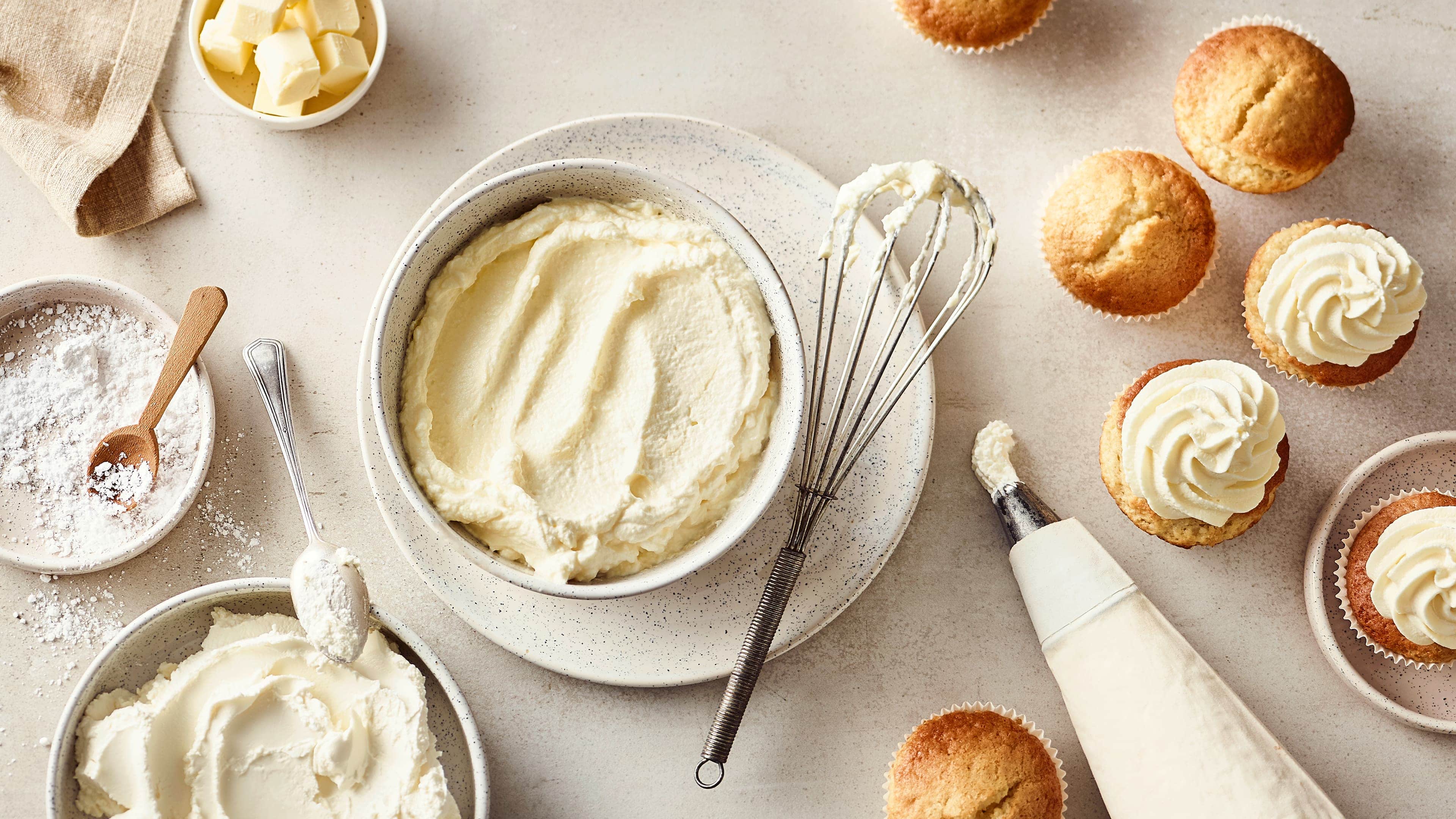 Frosting Mit Frosting lassen sich Cupcakes und kleine Törtchen kreativ verzieren. Lassen Sie sich inspirieren und verleihen Sie Ihren Kuchenkreationen das gewisse Etwas!