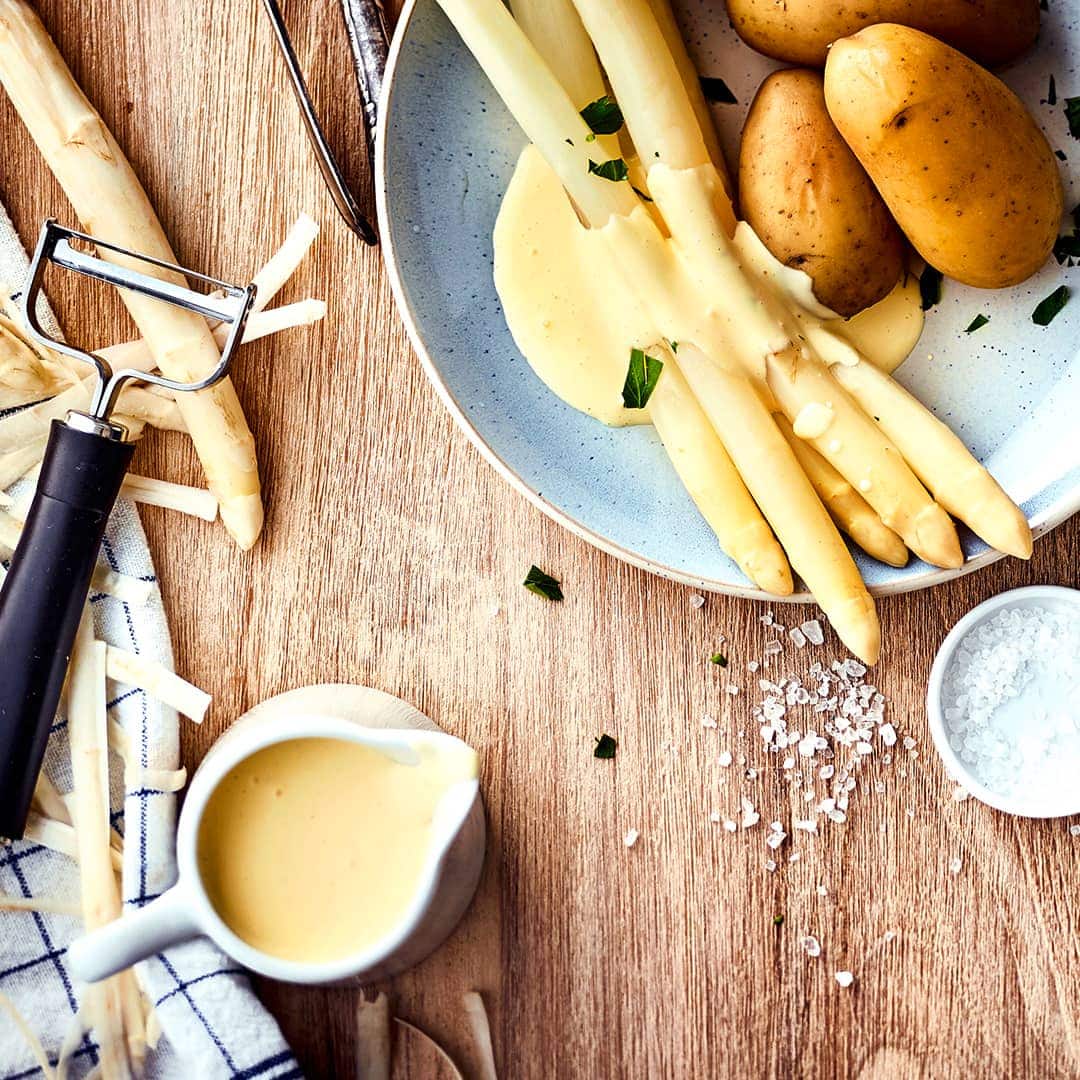 Dieses klassische Sommergericht können Sie mit unserem Rezept ganz leicht selbst kochen: Probieren Sie unseren Spargel à la Hollandaise mit Butter, Zucker, Eigelb, Mineralwasser und Zitronensaft – fertig in 35 Minuten!