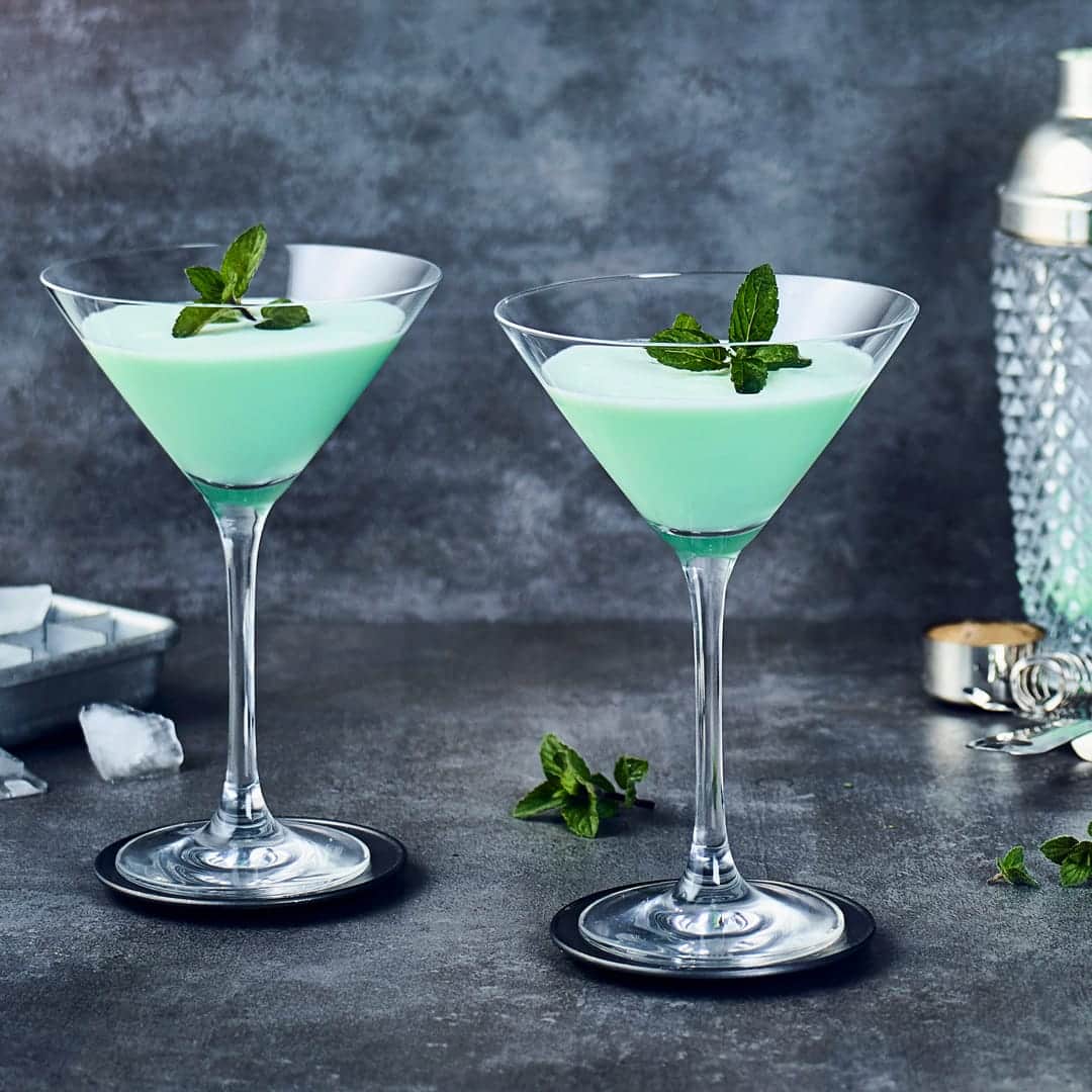 Sahne, viel Eis, klarer Kakaolikör und würziger Pfefferminzlikör ergeben den grünen und süß-cremigen Grasshopper Cocktail.