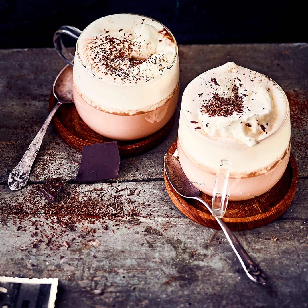 Weihnachtsmarkt Feeling pur: Leckere heiße Schokolade mit Rum und Amaretto und natürlich getoppt mit aufgeschlagener Sahne – unbedingt warm genießen.