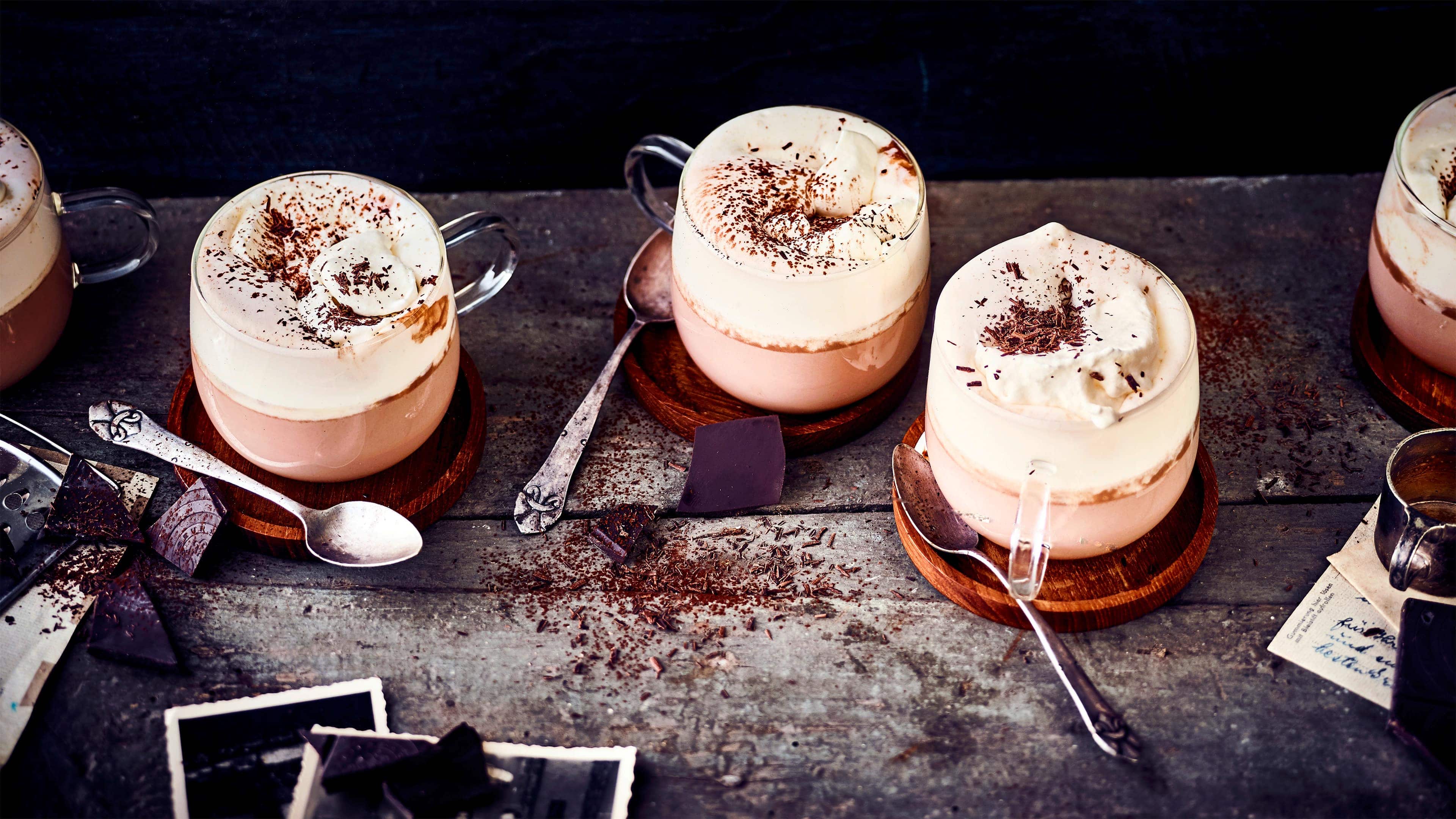 Heißer Kakao mit Rum Weihnachtsmarkt Feeling pur: Leckere heiße Schokolade mit Rum und Amaretto und natürlich getoppt mit aufgeschlagener Sahne – unbedingt warm genießen.