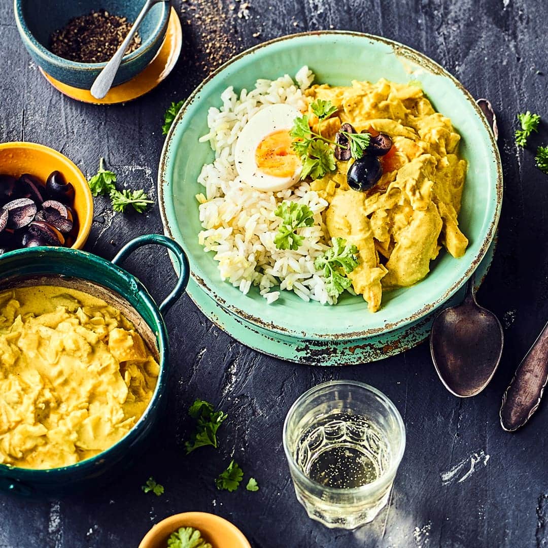 Auch wenn das Rezept für diesen peruanischen Hühnereintopf nicht ganz einfach erscheint und etwas Zeit dauert, es lohnt sich: Probieren Sie einmal Aji de Gallina mit Reis, hartgekochten Eiern und Kartoffeln.