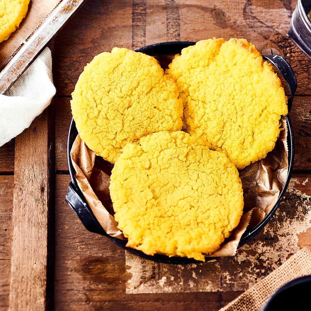Aus nur 3 Zutaten werden Arepas hergestellt – kleine, runde Maisfladen, die aus Venezuela oder Kolumbien stammen und bei Bedarf gefüllt werden können.