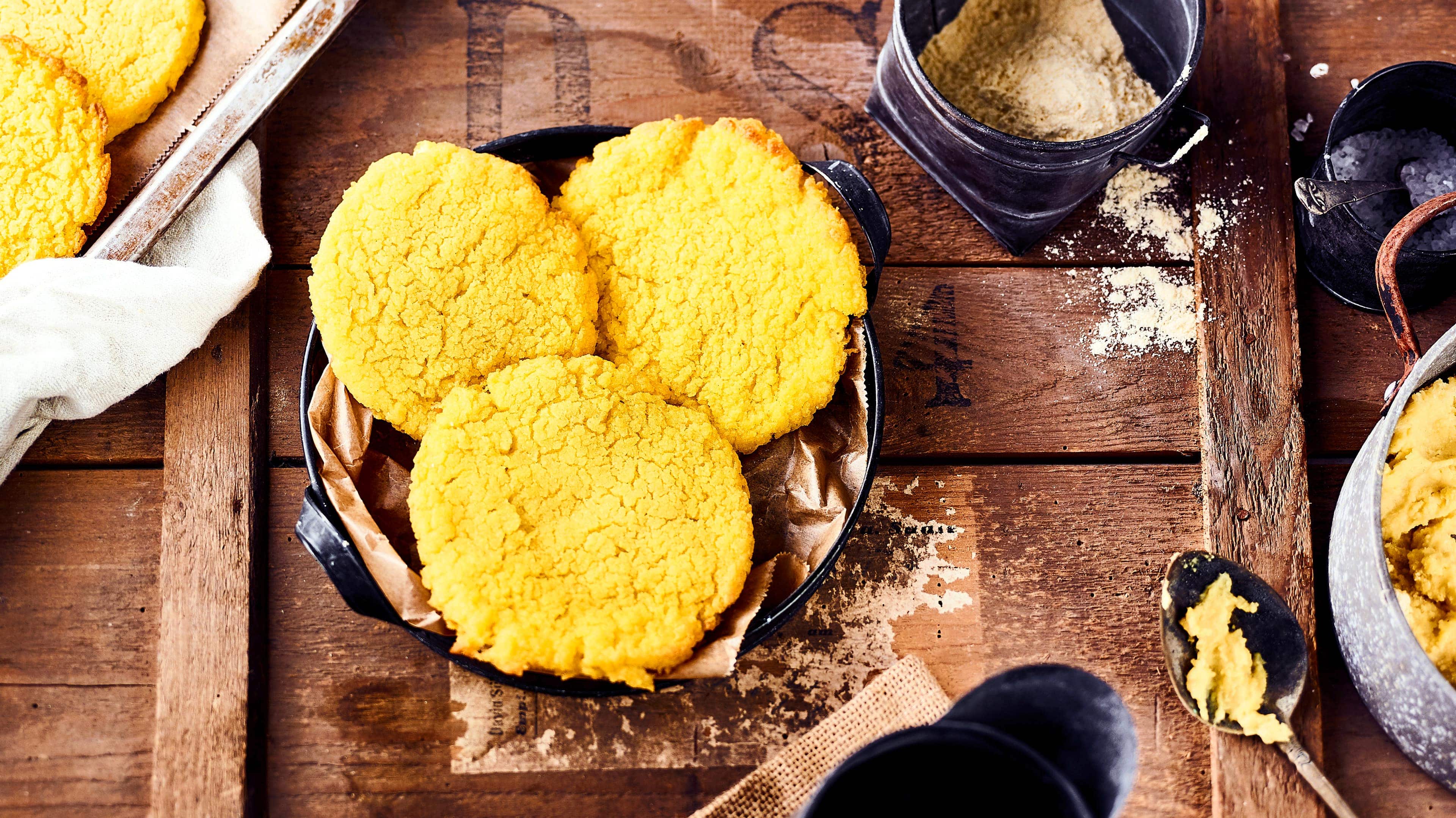 Arepas Aus nur 3 Zutaten werden Arepas hergestellt – kleine, runde Maisfladen, die aus Venezuela oder Kolumbien stammen und bei Bedarf gefüllt werden können.
