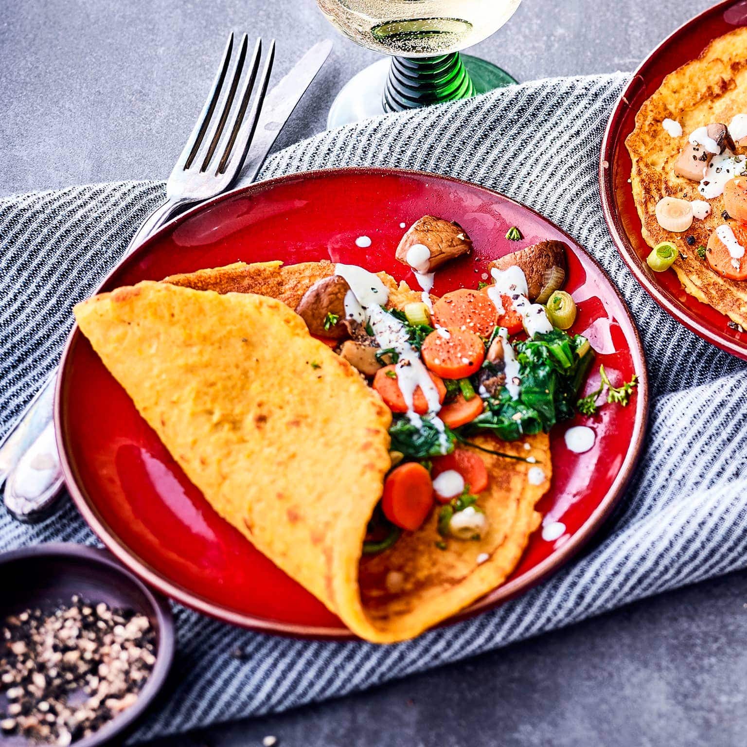 Ob mit geräuchertem Schinken, Ziegenfrischkäse oder Obstsalat – Maispfannkuchen lassen sich vielfältig füllen: die perfekte Idee für den Sonntagsbrunch!