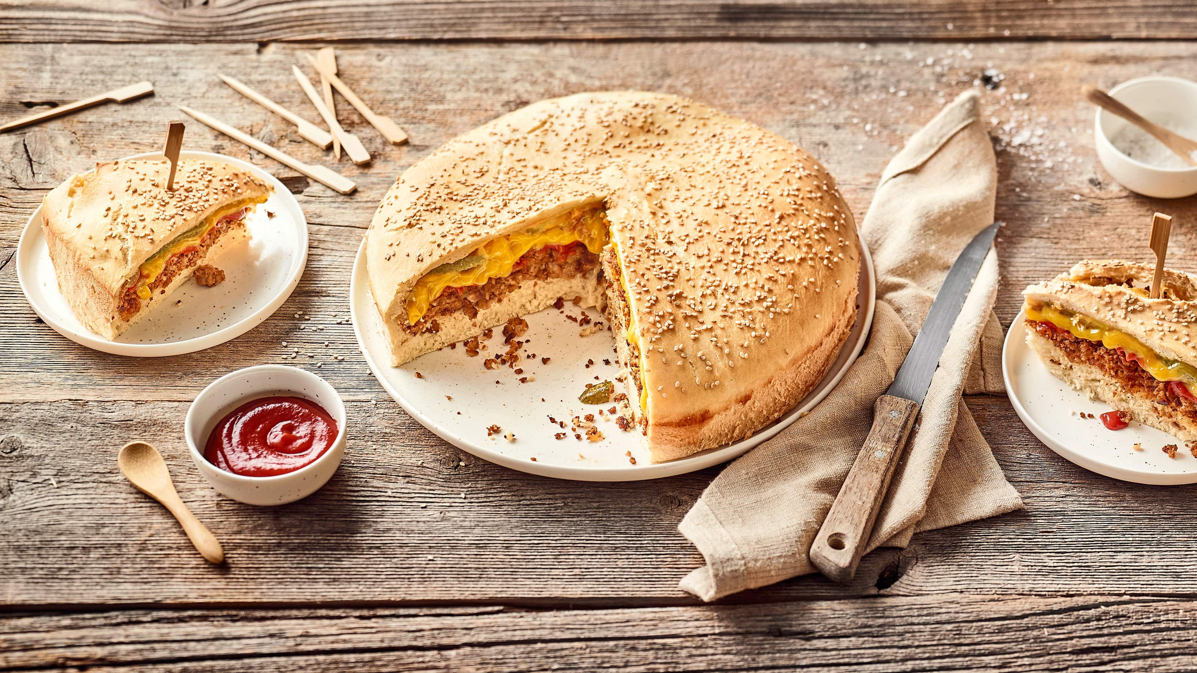Cheeseburger-Kuchen Unser leckerer Cheeseburger-Kuchen mit herzhafter Füllung schmeckt einfach köstlich und überzeugt nicht nur Burger-Fans. Perfekt geeignet als Party-Food!