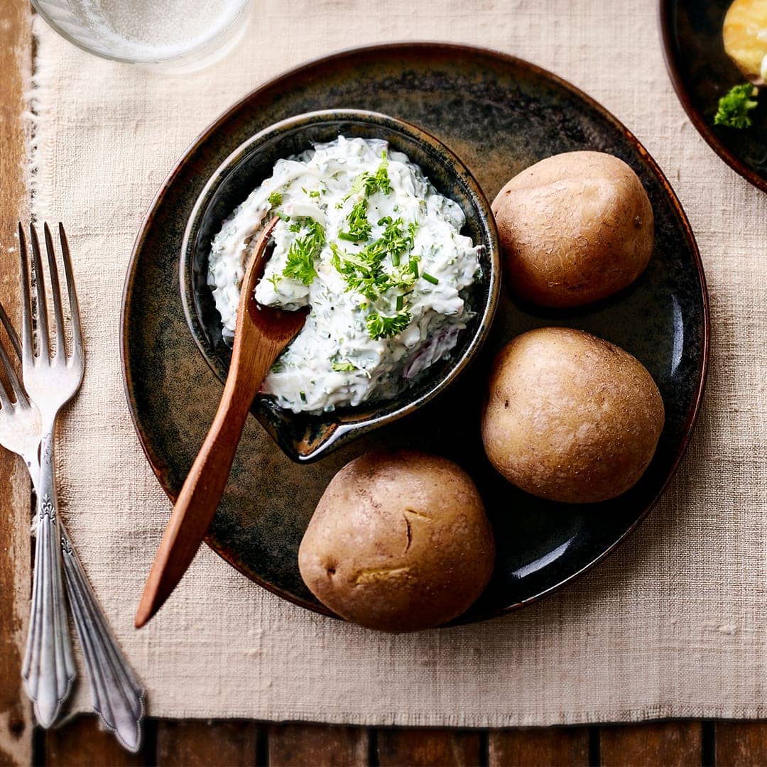 Kräuterquark lässt sich auch vegan herstellen: Einfach den klassischen Quark durch Sojaquark ersetzen und mit jeder Menge frischer Kräuter, Frühlingszwiebel und Olivenöl vermischen.