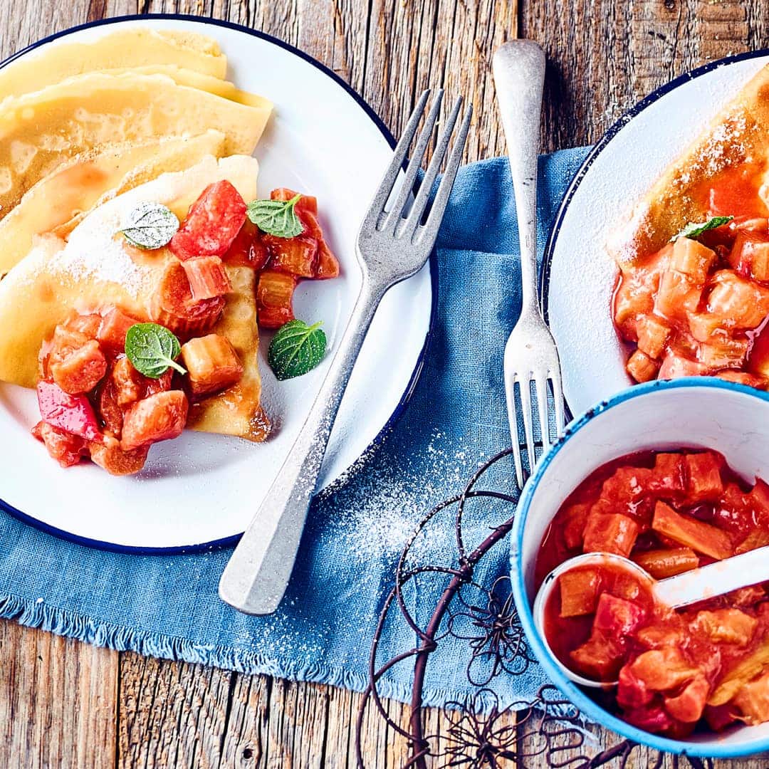 Ob mit Erdbeeren, Mehrfruchtsaft oder Süßkartoffeln – unser Rhabarberkompott-Rezept sollten Sie in jedem Falle einmal ausprobieren.
