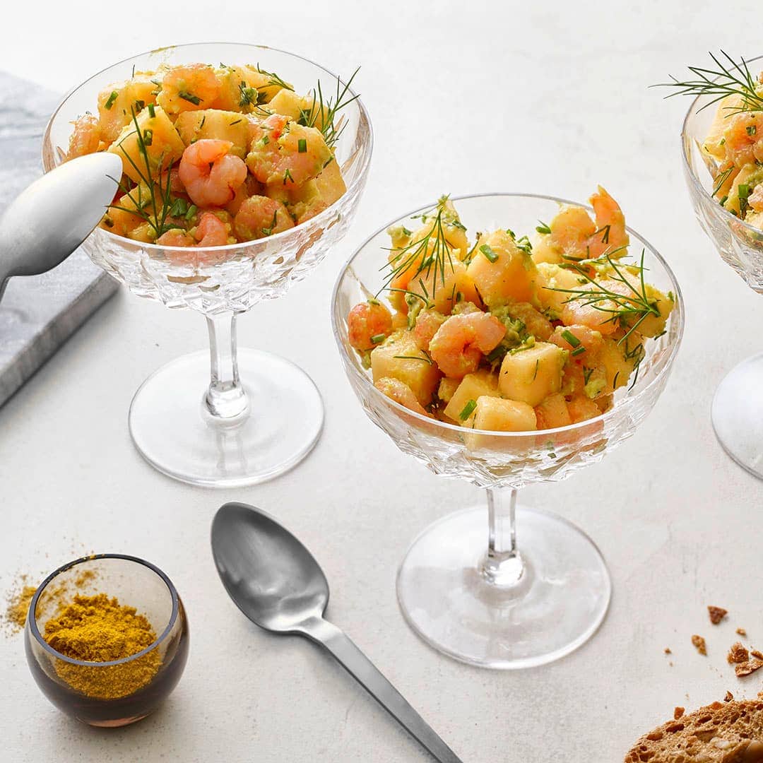 Es muss nicht immer Mayonnaise sein: Wir zeigen Ihnen, wie Sie mit Avocado eine leichte Cocktailcreme für Ihre Vorspeise mit Krabben zubereiten.