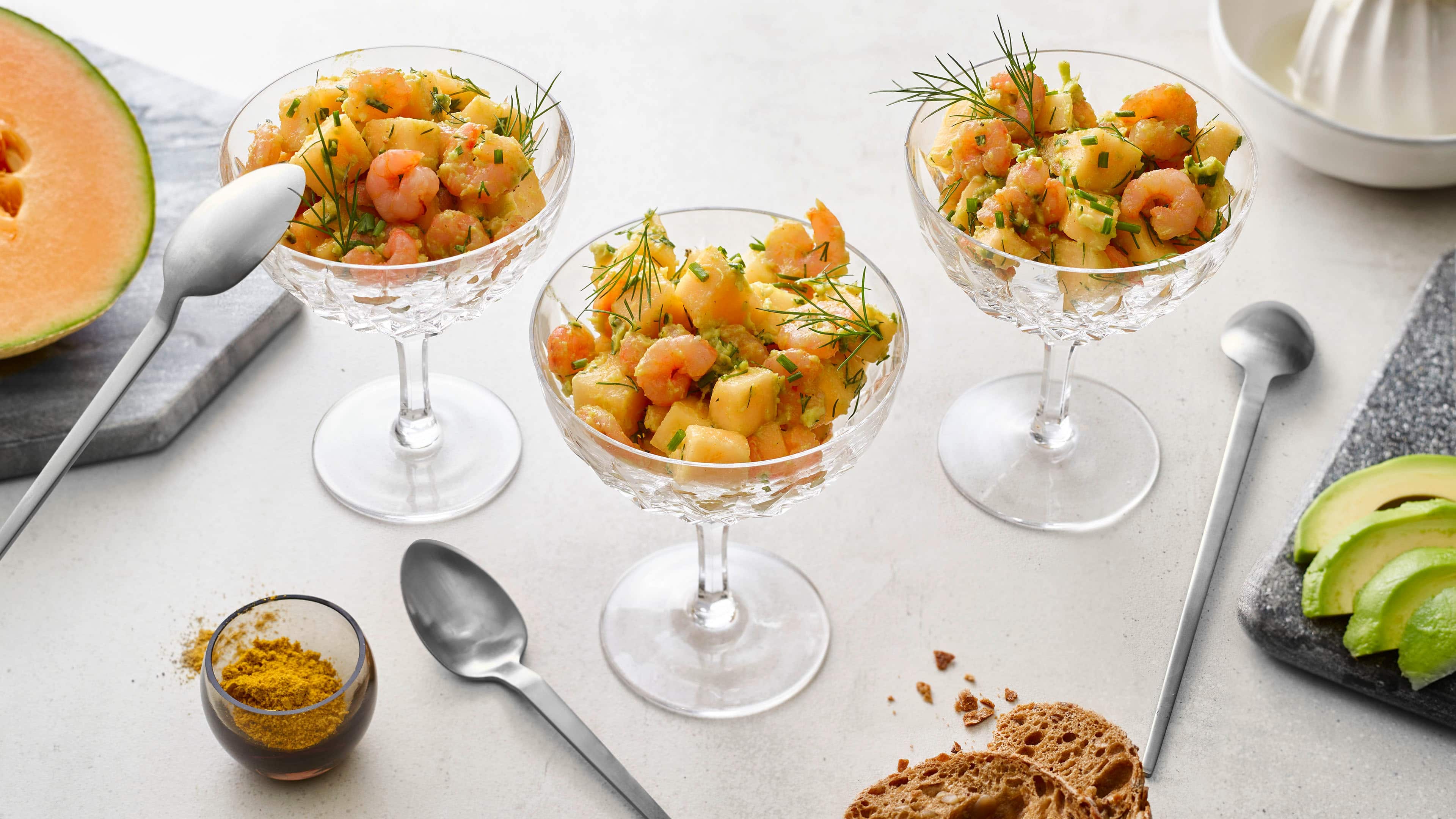 Krabbencocktail light Es muss nicht immer Mayonnaise sein: Wir zeigen Ihnen, wie Sie mit Avocado eine leichte Cocktailcreme für Ihre Vorspeise mit Krabben zubereiten.