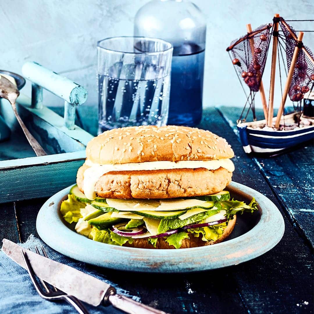 Lust auf Burger aber auch auf etwas Abwechslung? Unsere Idee: Selbstgemachte Patties aus leckeren Nordseekrabben und dazu eine köstliche Senf-Mayonnaise.