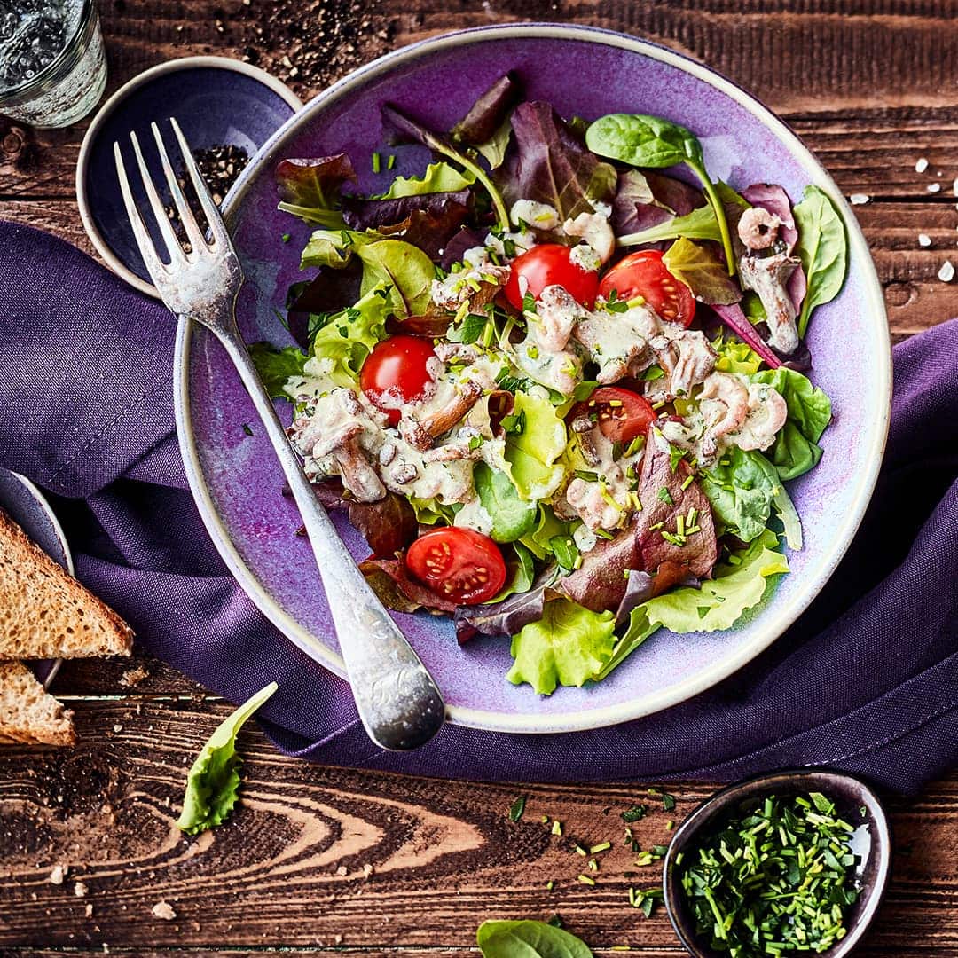 Ob mit rohen, gebratenen oder überbackenen Pilzen – unser Rezept für Salat mit Pilzen schmeckt in allen Varianten und mit unterschiedlichen Sorten köstlich!