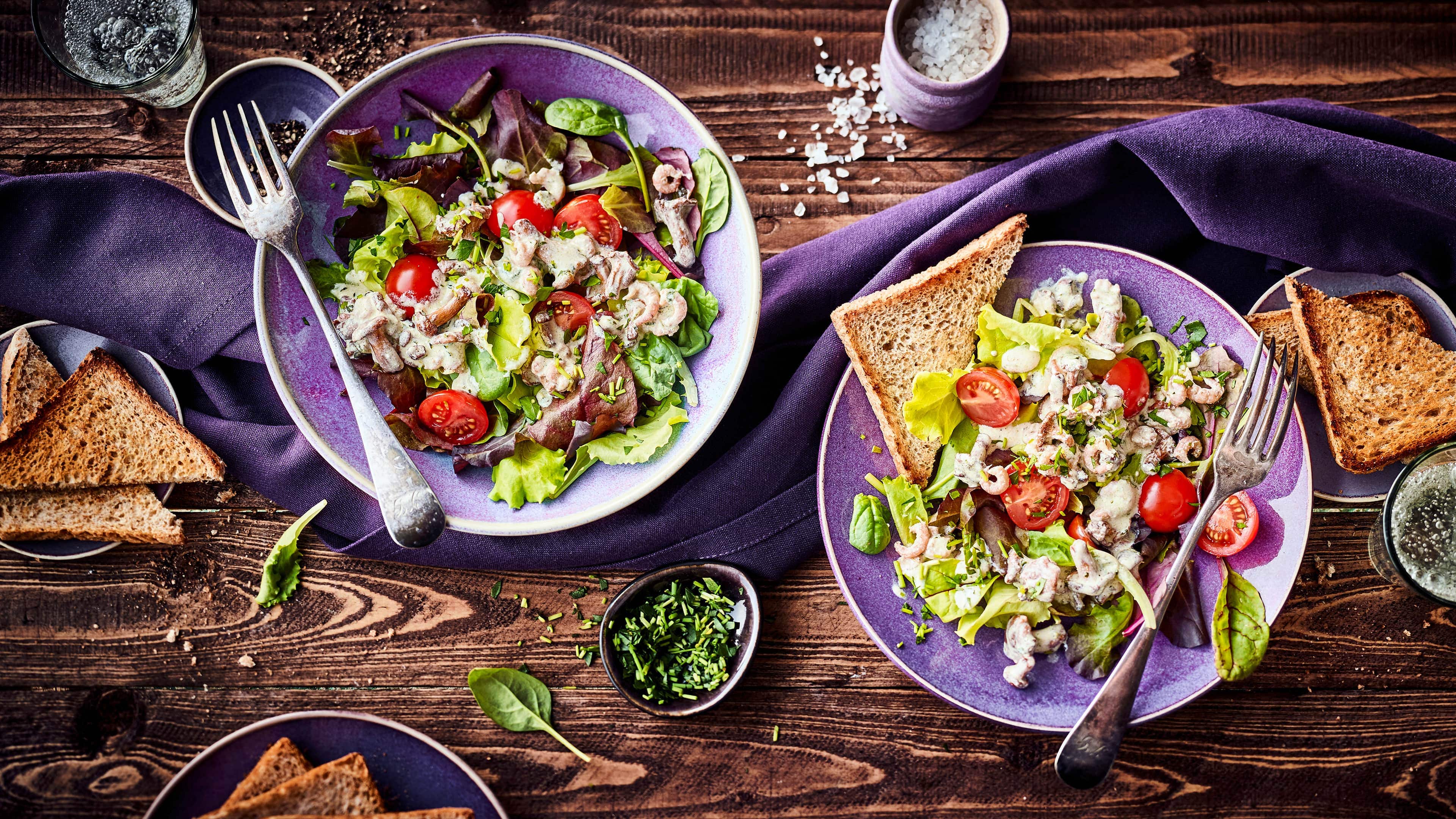 Salat mit Pilzen und Krabben Ob mit rohen, gebratenen oder überbackenen Pilzen – unser Rezept für Salat mit Pilzen schmeckt in allen Varianten und mit unterschiedlichen Sorten köstlich!
