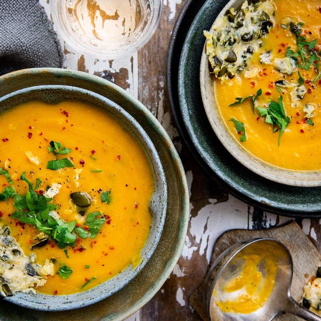 Ein herbstliches Geschmackserlebnis: Kürbis-Birnen-Suppe mit selbstgemachten Parmesan-Crackern – unbedingt ausprobieren!
