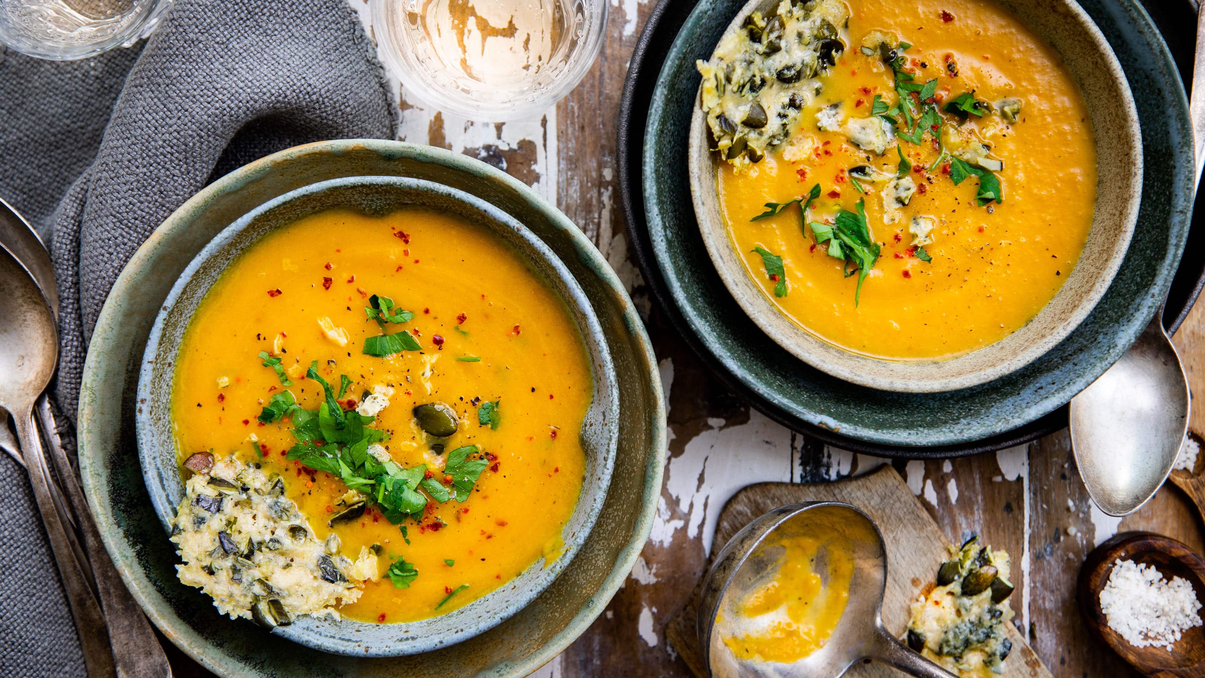 Kürbis-Birnen-Suppe Ein herbstliches Geschmackserlebnis: Kürbis-Birnen-Suppe mit selbstgemachten Parmesan-Crackern – unbedingt ausprobieren!