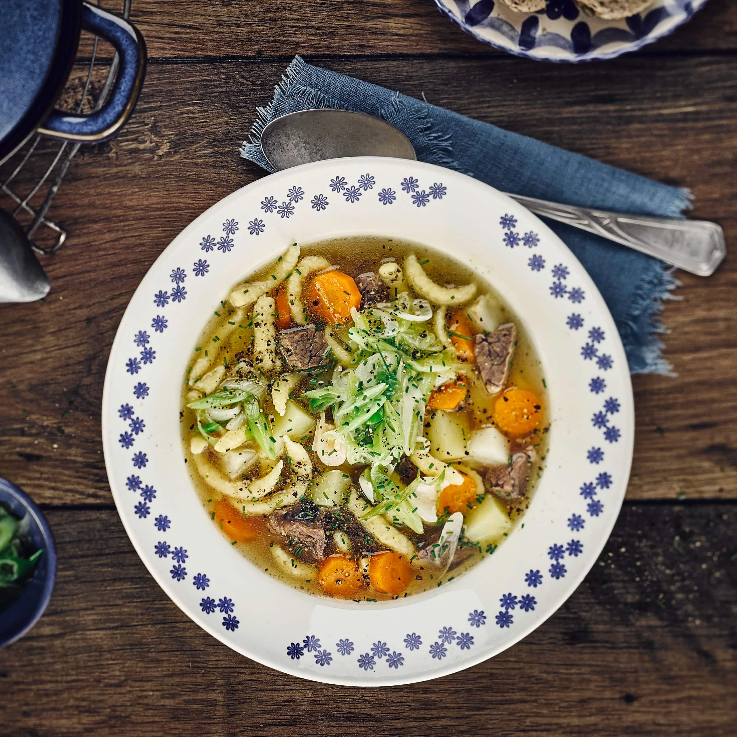 Ein deftiger Eintopf aus Fleisch, Gemüse und Spätzle, das ist der Gaisburger Marsch. Kochen Sie die Spezialität nach dem Rezept von EDEKA und genießen Sie!