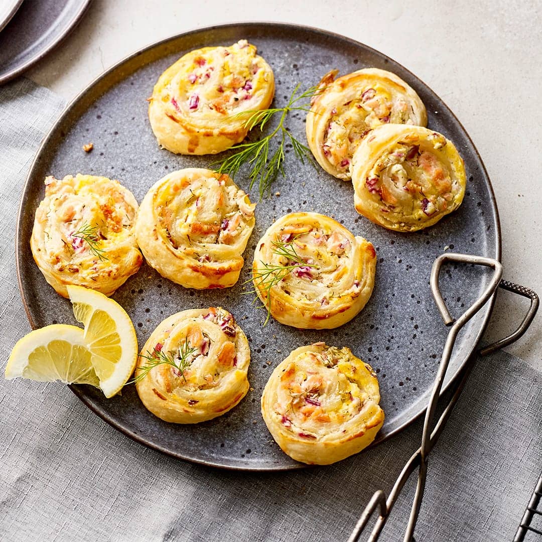 Unsere Blätterteigschnecken mit Lachs sind schnell zubereitet – das ideale Fingerfood für Ihre nächste Party oder einfach ein leckerer Snack für zwischendurch.