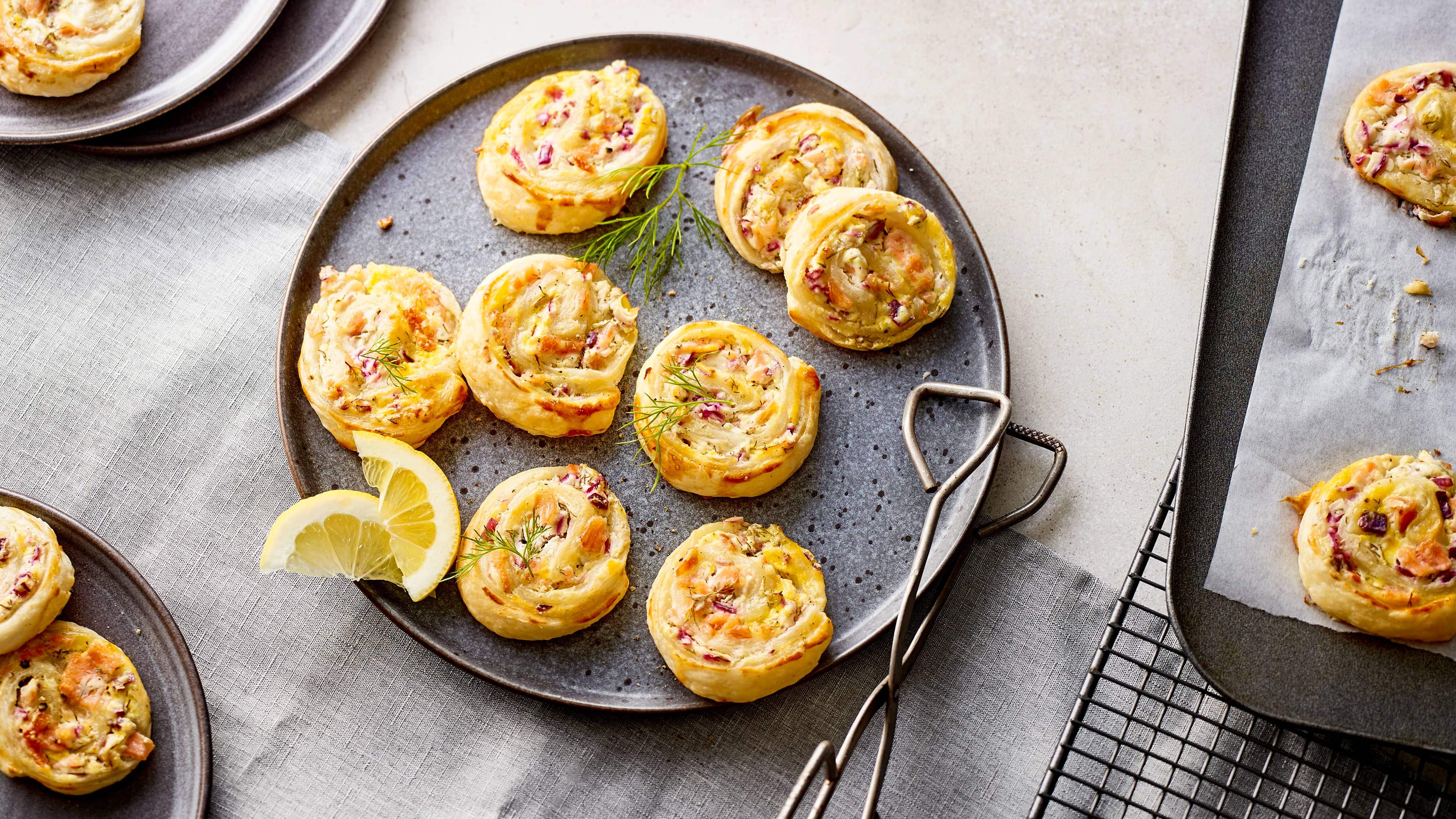 Blätterteigschnecken mit Lachs Unsere Blätterteigschnecken mit Lachs sind schnell zubereitet – das ideale Fingerfood für Ihre nächste Party oder einfach ein leckerer Snack für zwischendurch.