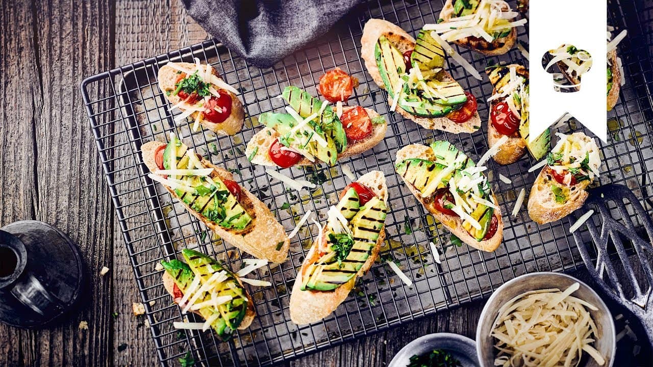 Avocado Crostini - Knusprige Vorspeise vom Grill YouTube Platzhalterbild für ein Video mit dem Titel 'Avocado Crostini - Knusprige Vorspeise vom Grill'.