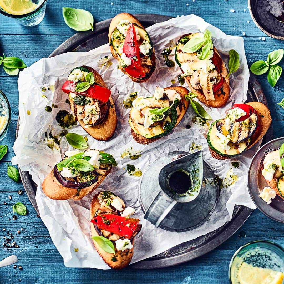 Schnelles Sommergericht: Probieren Sie unsere Bruschetta mit Ziegenfrischkäsetaler und gegrilltem Gemüse – vegetarisch und lecker!