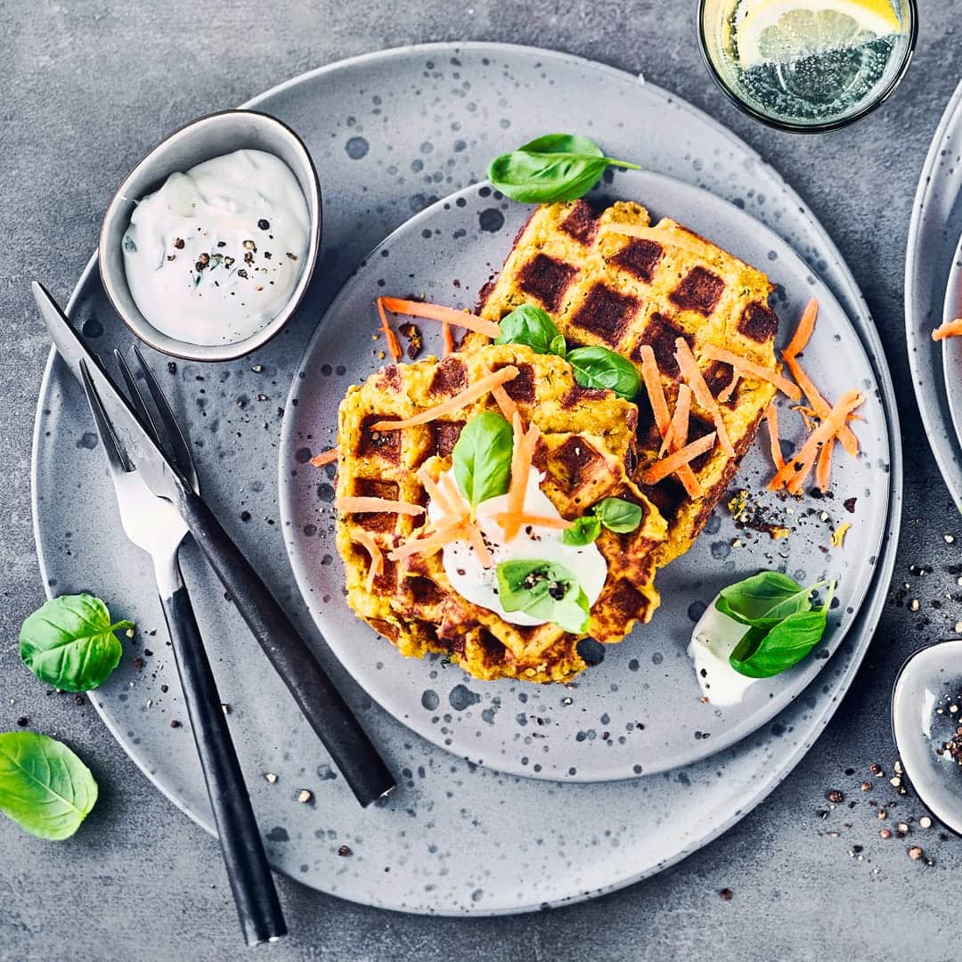 Herzhafte Waffeln mit Karotten, Haferflocken und Mandeln schön knusprig gebacken und dazu ein Joghurt-Knoblauch-Dip, perfekt für einen lauen Sommerabend oder Snack für Zwischendurch.