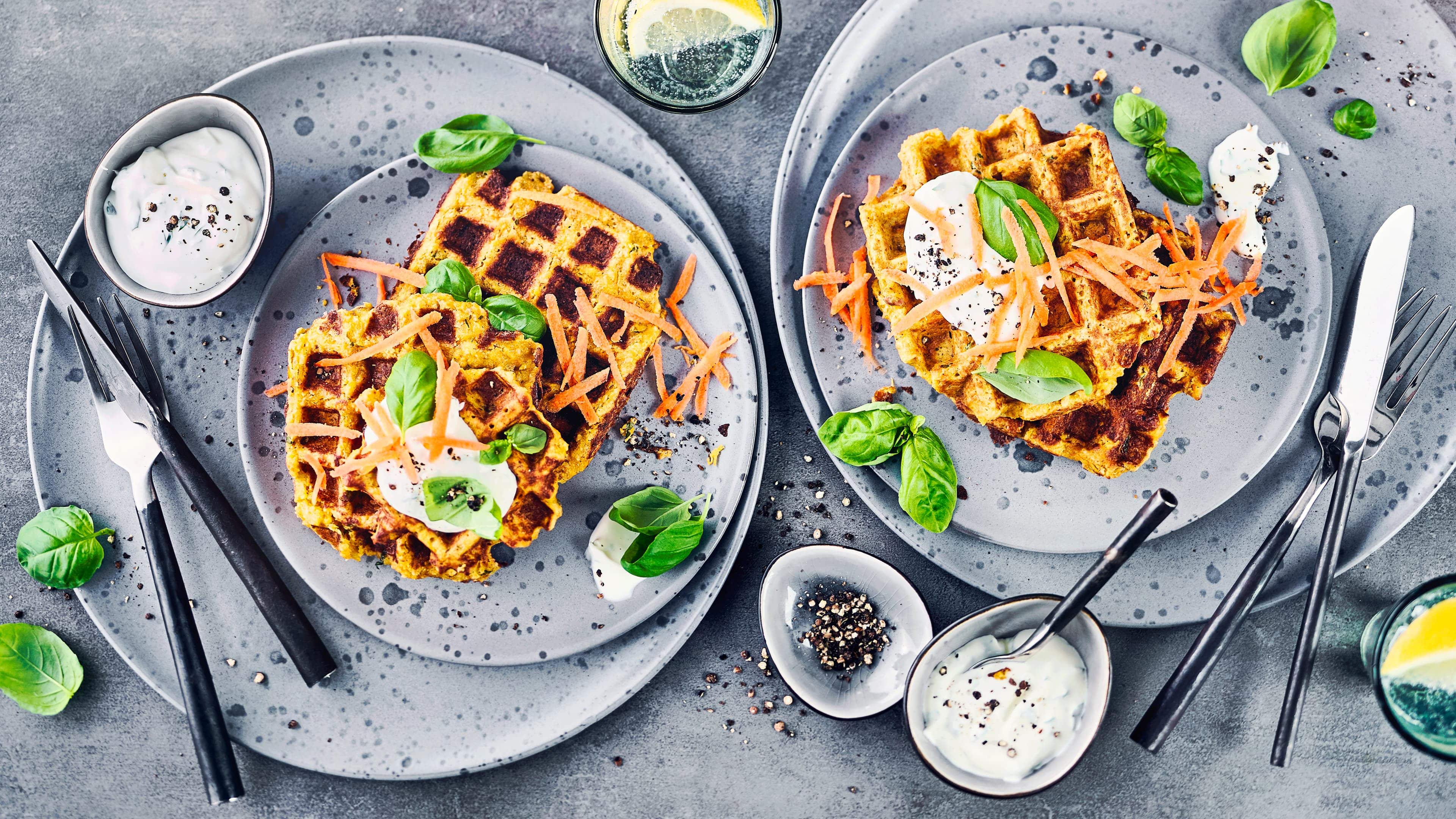Karottenwaffeln Herzhafte Waffeln mit Karotten, Haferflocken und Mandeln schön knusprig gebacken und dazu ein Joghurt-Knoblauch-Dip, perfekt für einen lauen Sommerabend oder Snack für Zwischendurch.