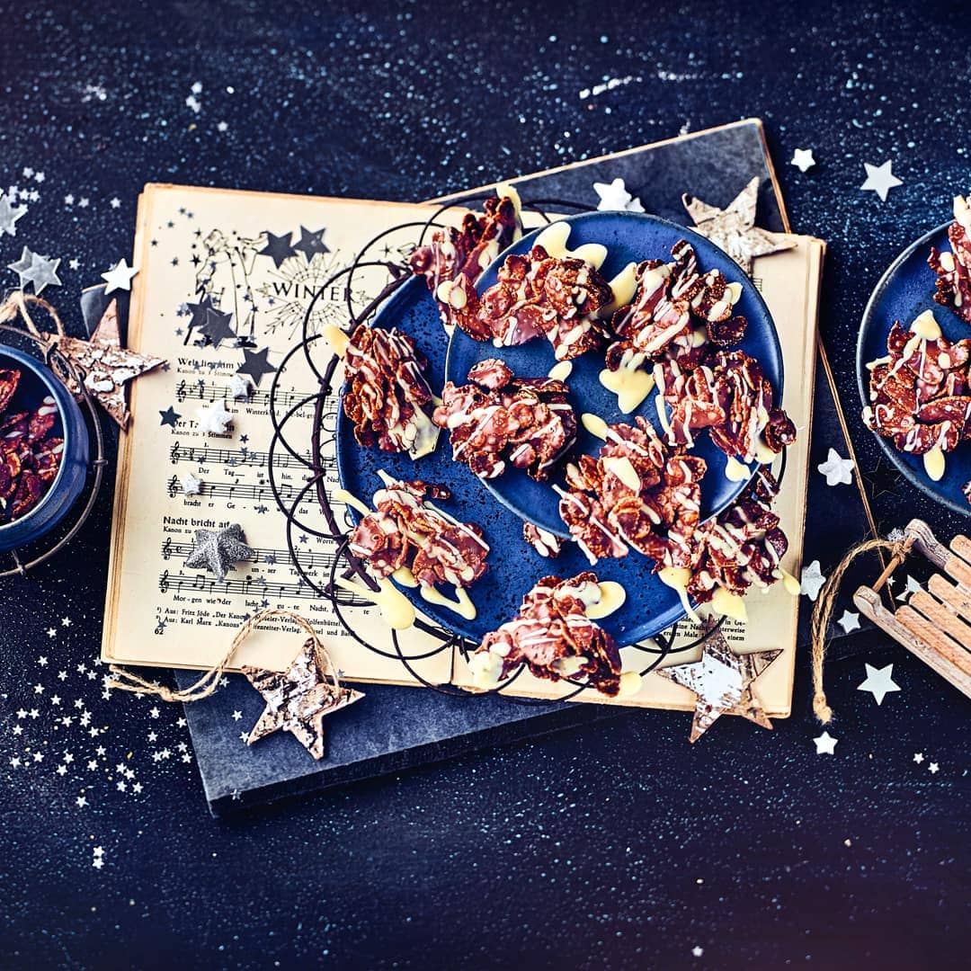 Schoko-Crossies WeihnachtenTrifft Schokolade auf Cornflakes entsteht eine krosse Leckerei mit Suchtpotenzial: Machen Sie mit unserem Rezept feine Schokocrossies selbst und knuspern Sie los!