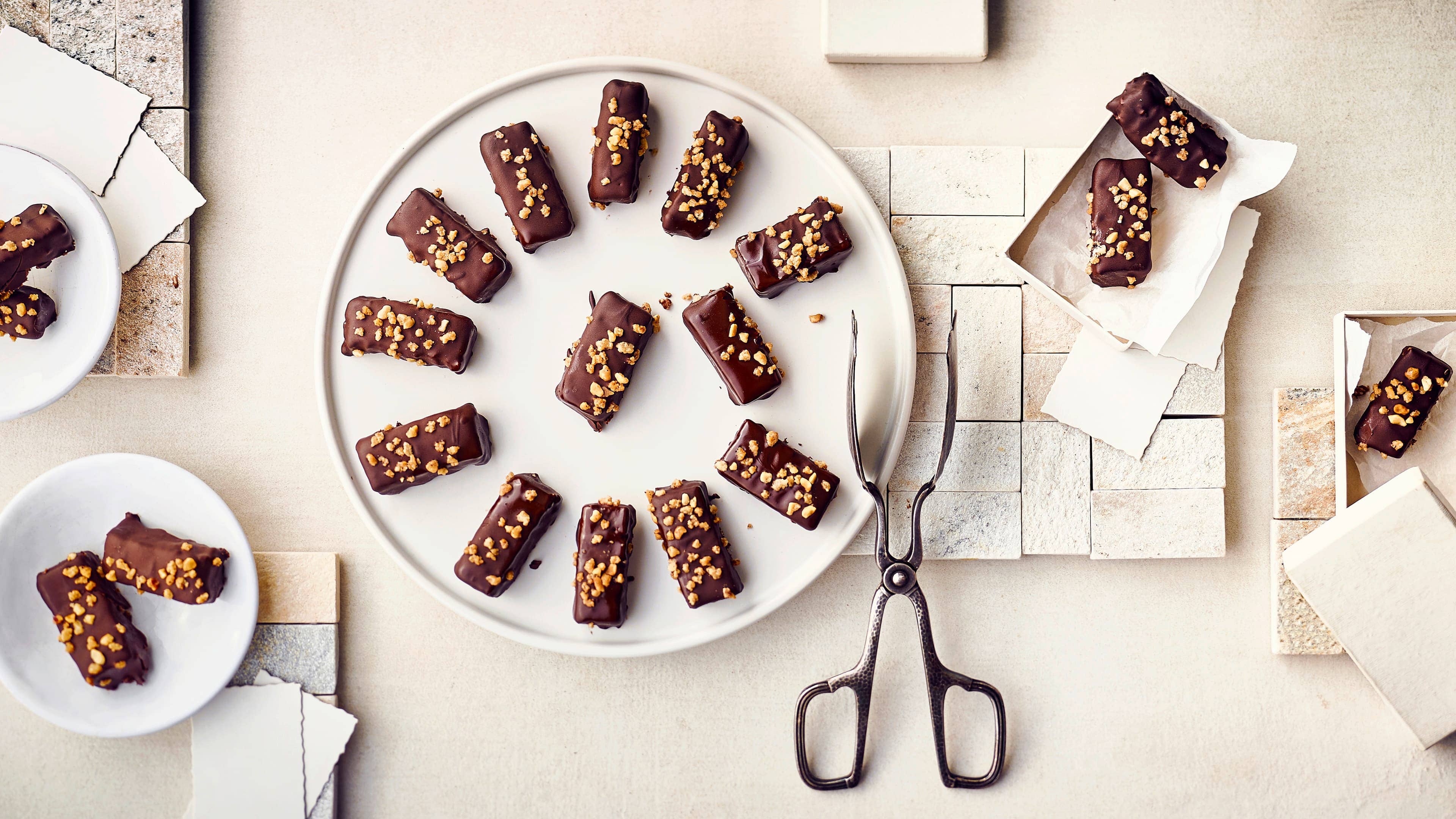 Schokoladen-Nusspralinen Selbstgemachte Pralinen aus Schokolade, Haselnüssen, Honig, Sherry und leckerem Haselnuss-Krokant. Ideal zum Verschenken oder selber genießen.