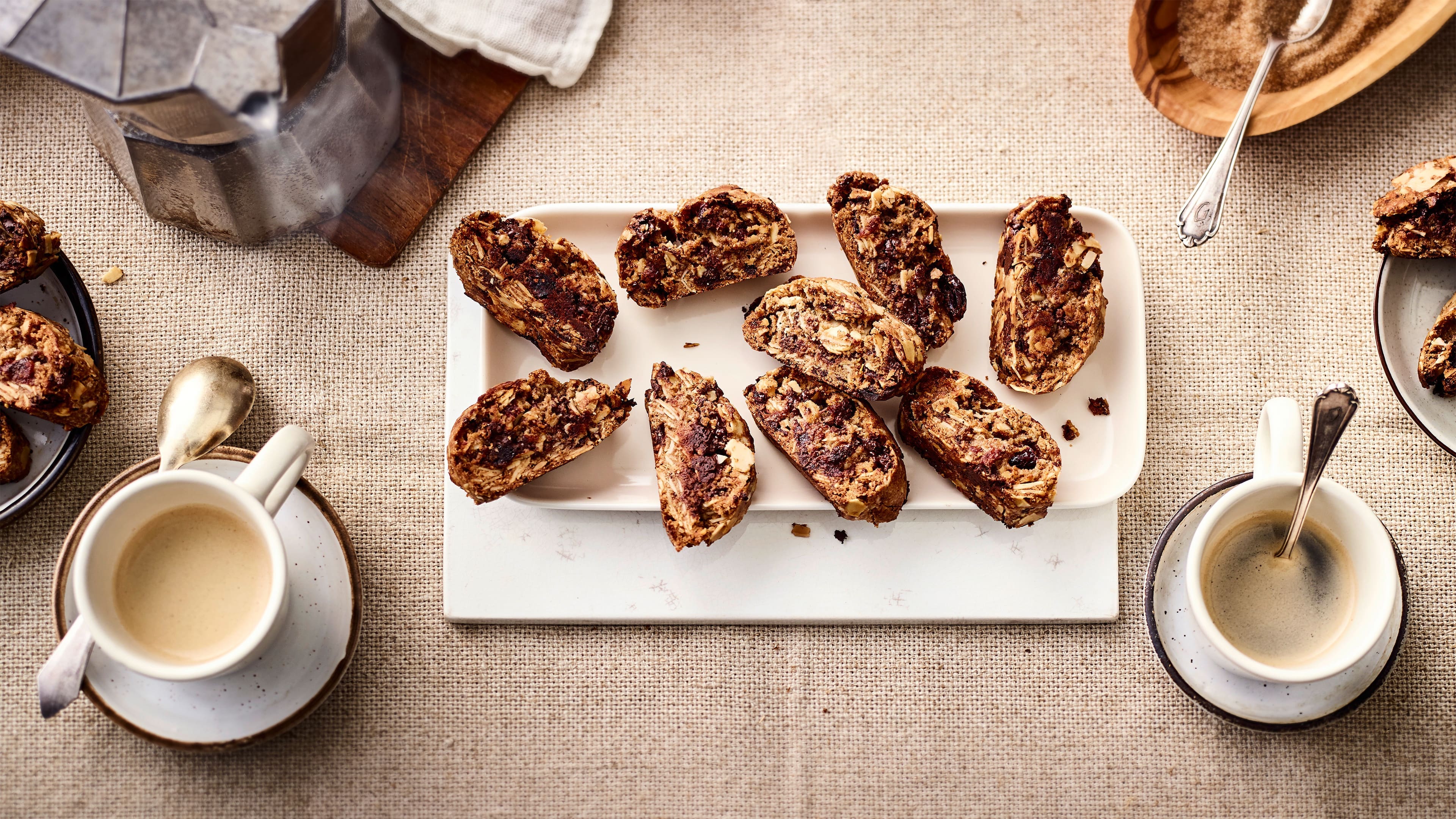 Cantuccini Grob gehackte Schokolade, getrocknete Kirschen, Lebkuchengewürz und Mandeln vereinen sich in unserem Cantuccini-Rezept. Probieren Sie es aus!