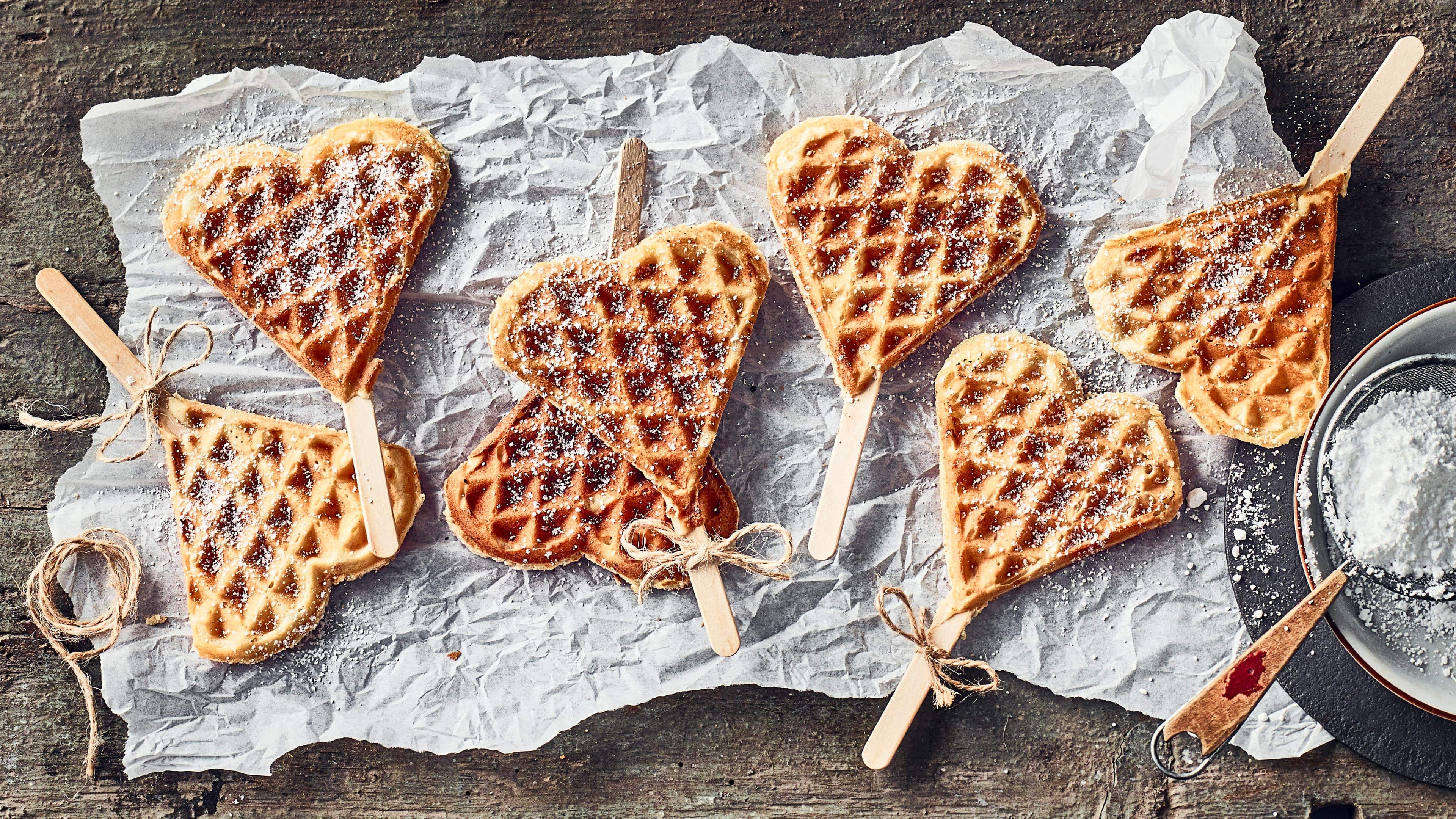 Apfelwaffeln am Stiel Fruchtige Apfelwaffeln – einfach lecker! Mit unserem Rezept gelingt das köstliche Gebäck ganz einfach und sieht am Stiel auf dem Partybüffet toll aus!