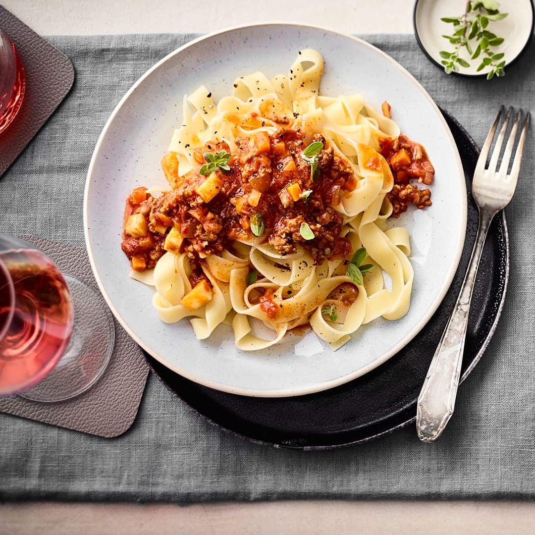 Pasta bologneseSie suchen ein Rezept für Pasta bolognese? Dann probieren Sie einmal unsere Version mit Tagliatelle und einer pikanten Soße aus Hackfleisch, Karotten, Zucchini und Rotwein aus!