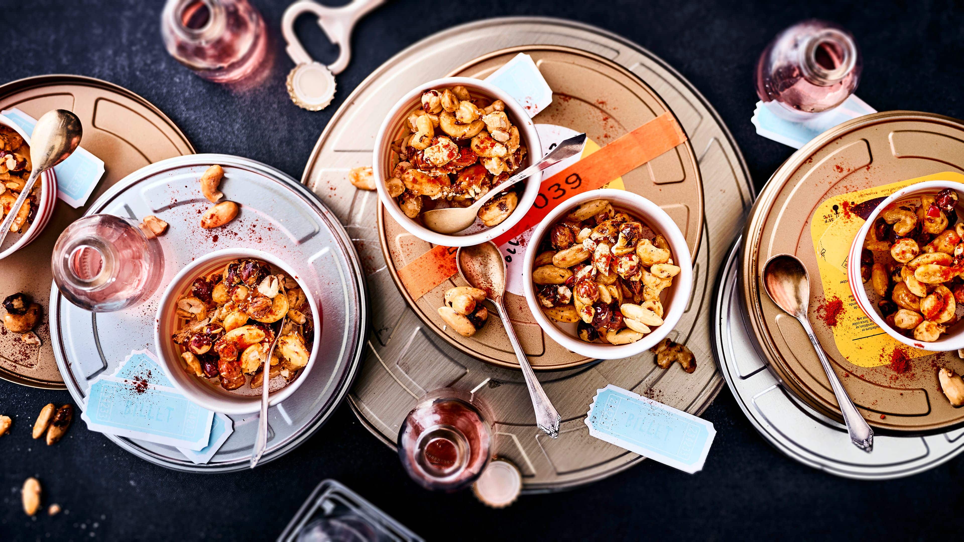 Süß-pikante Nüsse Diese leckere Knabberei haben Sie in 35 Minuten zubereitet: Probieren Sie unsere süß-pikante Mischung aus Cashewkernen, Mandeln und Haselnüssen gebacken mit Chili, Honig und Pfeffer!