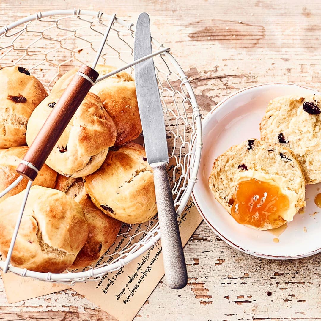 Lust auf Süßes? Probieren Sie unser Rezept für Cranberry-Brötchen unbedingt aus – knusprig gebacken mit getrockneten Cranberries und Eigelb-Milch-Kruste!
