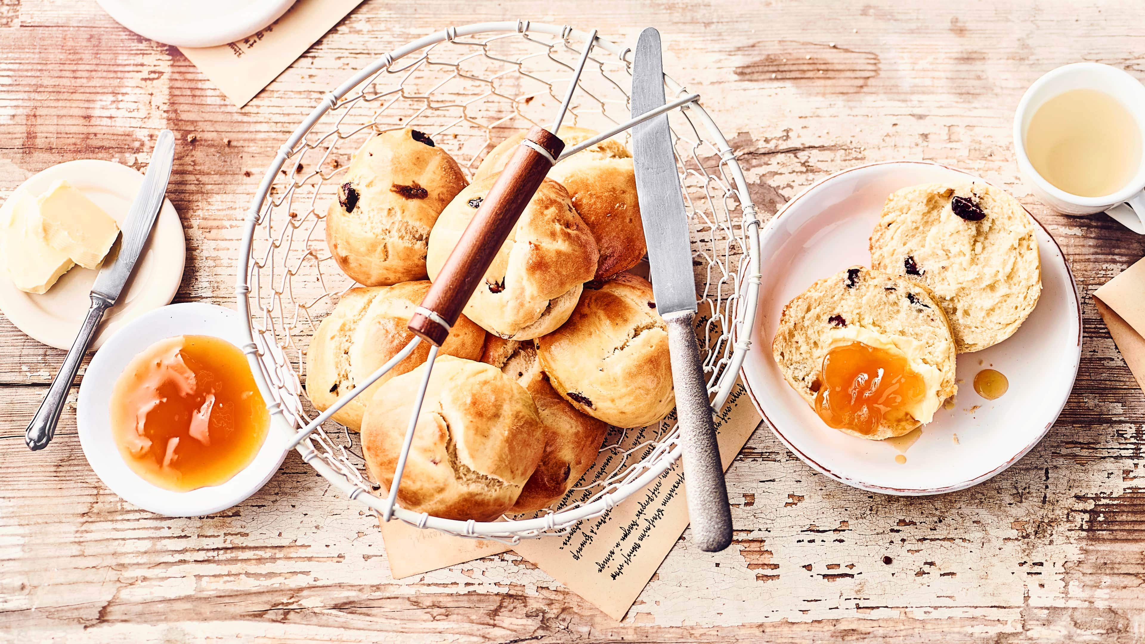 Cranberry-Brötchen Lust auf Süßes? Probieren Sie unser Rezept für Cranberry-Brötchen unbedingt aus – knusprig gebacken mit getrockneten Cranberries und Eigelb-Milch-Kruste!