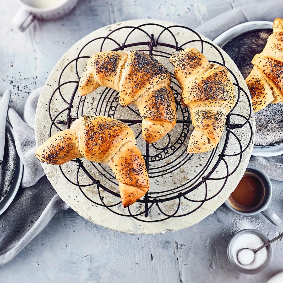 Beginnen Sie den Morgen mit diesem herzhaften Gebäck: Probieren Sie unser Rezept für kleine Hörnchen aus Weizenmehl, Dinkelvollkornmehl und frischer Hefe einmal aus – bestreut mit Blaumohn!