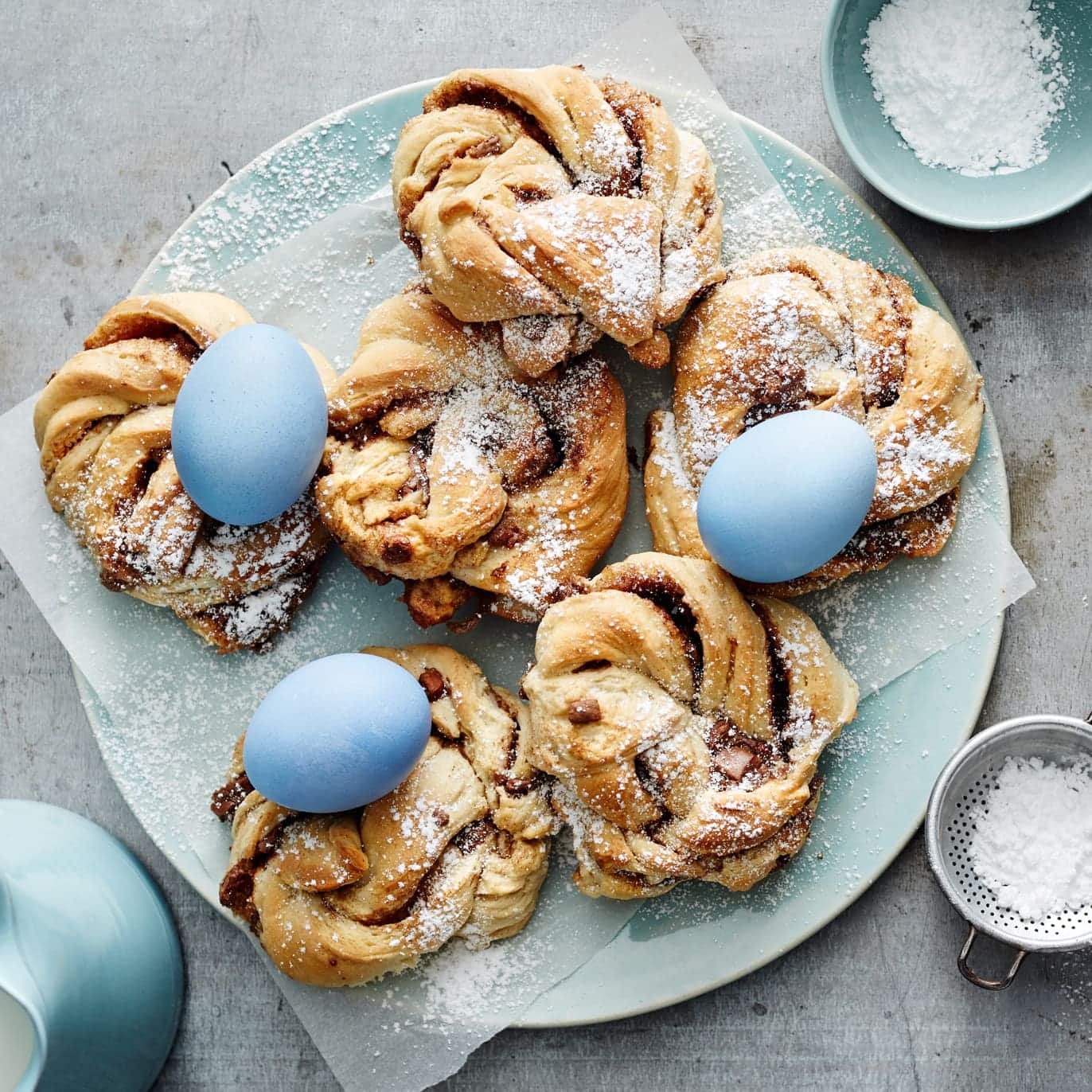 Süßes Hefegebäck aus Schweden: Probieren Sie unsere Kanelbullar-Knoten mit Zimt und Nougatstücken – klassish zum Osterfest serviert und ideal, wenn Sie Gäste erwarten!