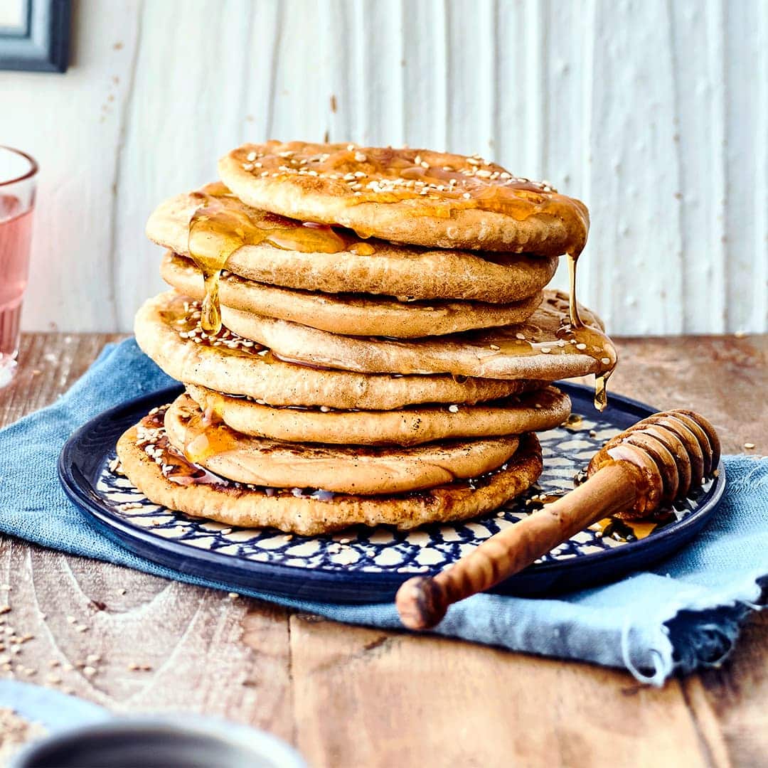 Wie wäre es mit einem griechischen Dessert? Probieren Sie unser selbstgemachtes Pita aus Kreta mit Ouzo, Sesam, Olivenöl und süßem Honig!