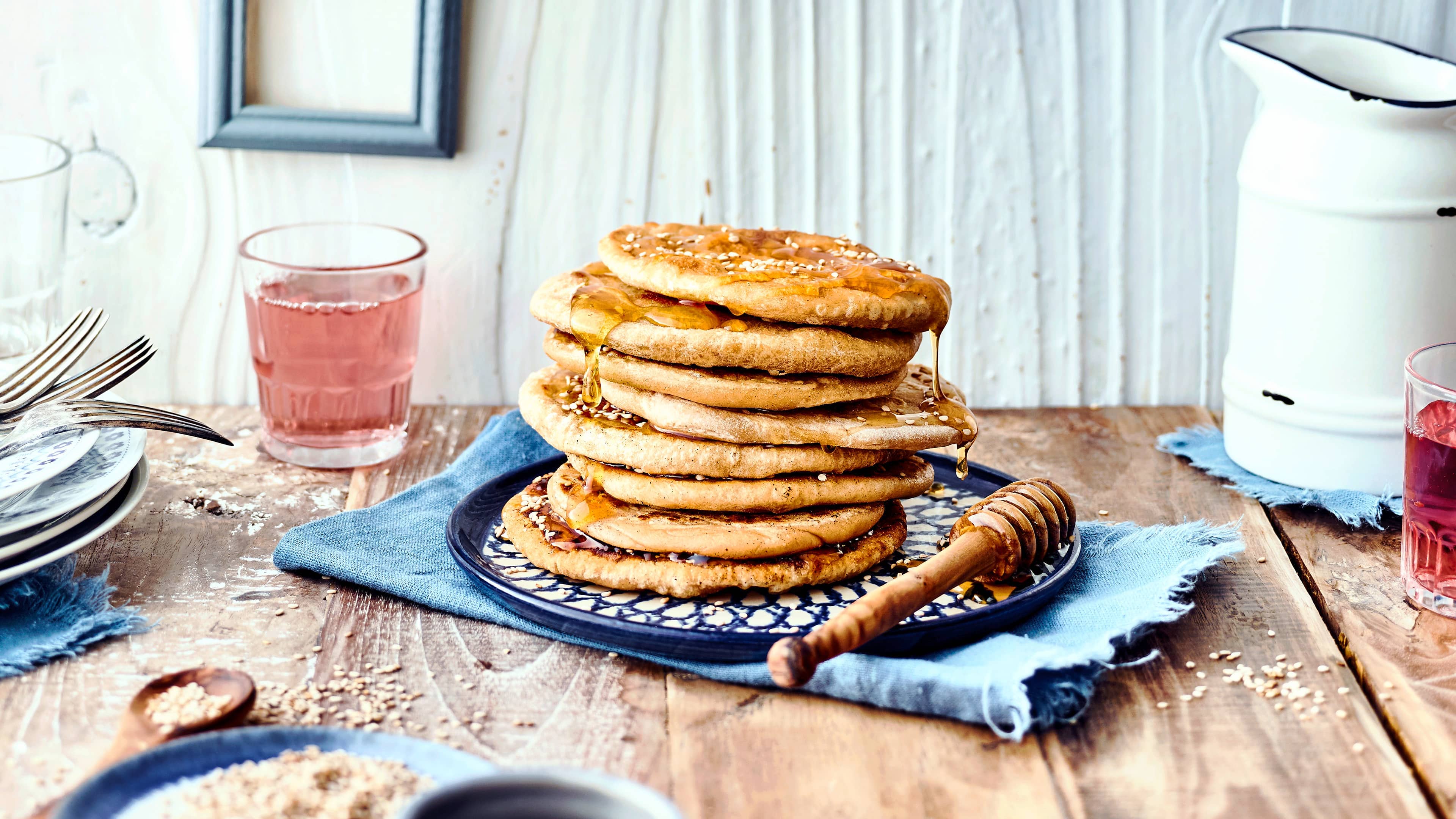Pita aus Kreta Wie wäre es mit einem griechischen Dessert? Probieren Sie unser selbstgemachtes Pita aus Kreta mit Ouzo, Sesam, Olivenöl und süßem Honig!