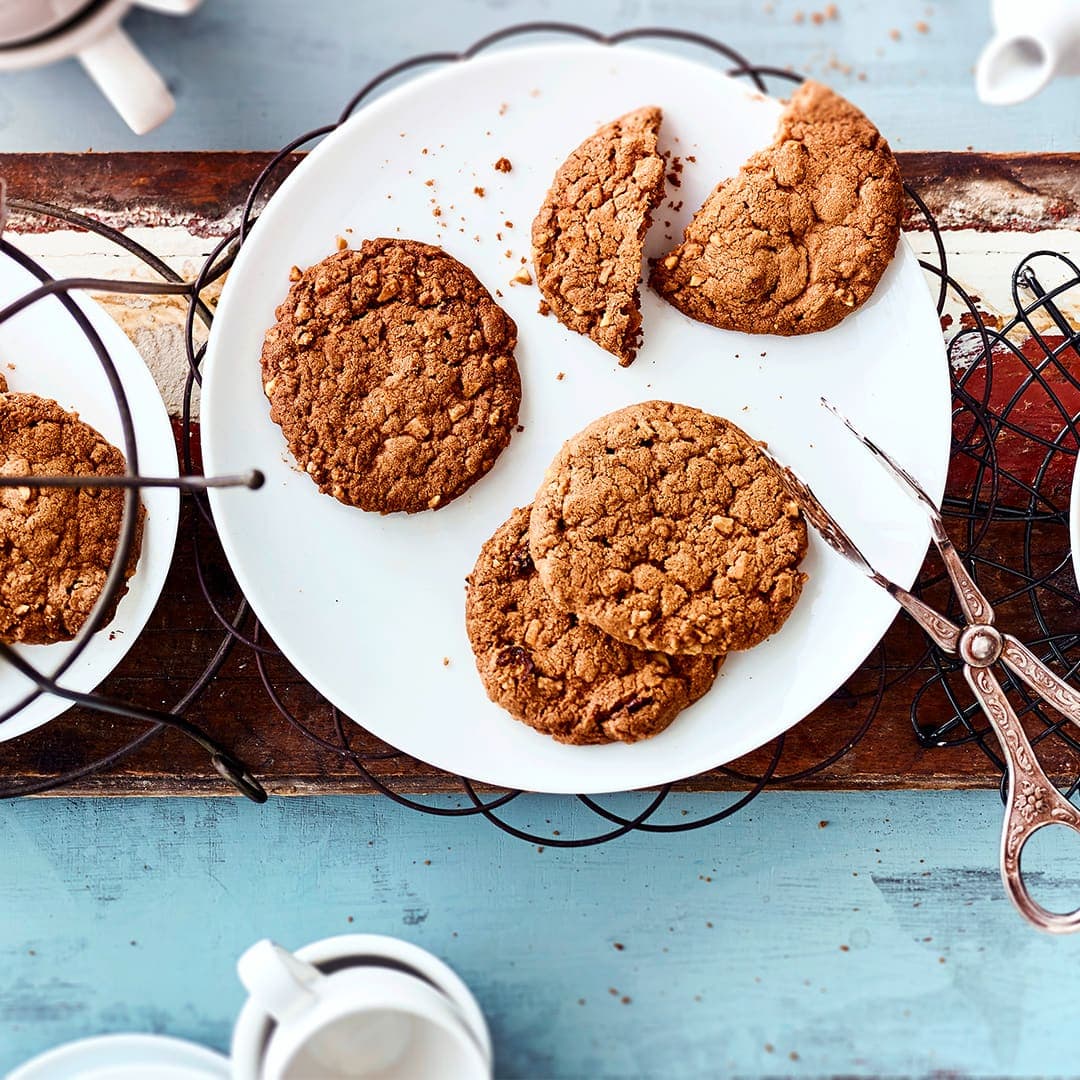 Unser Rezept für raffinierte Nougat-Kokos-Cookies begeistert Groß und Klein: Mit Cranberries, Kokoschips und Haselnuss-Krokant – probieren Sie es gleich aus!